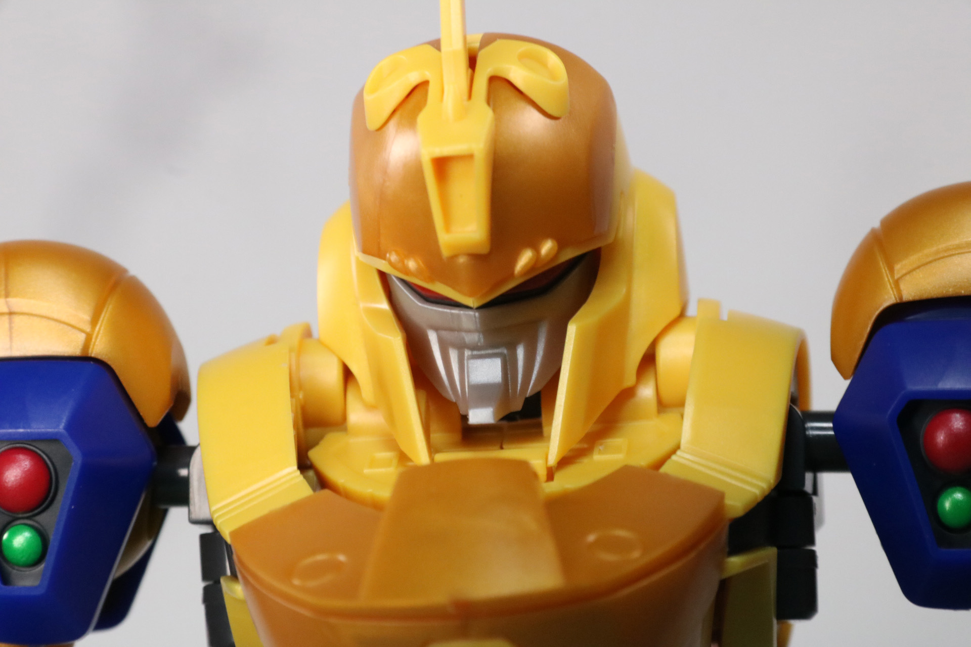 額の部分にシールを貼る