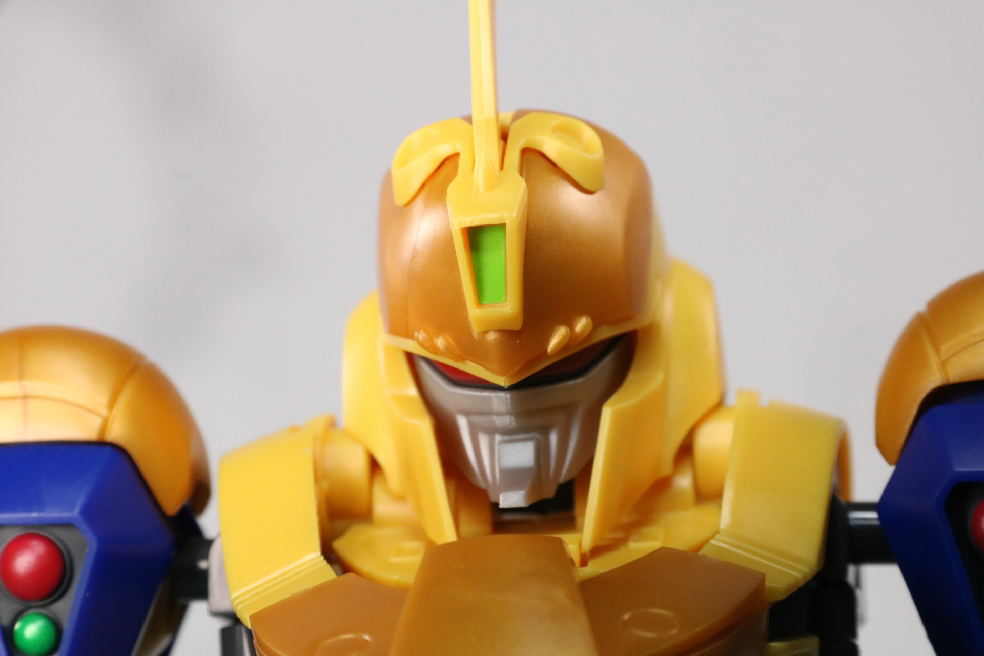 額の部分にシールを貼る