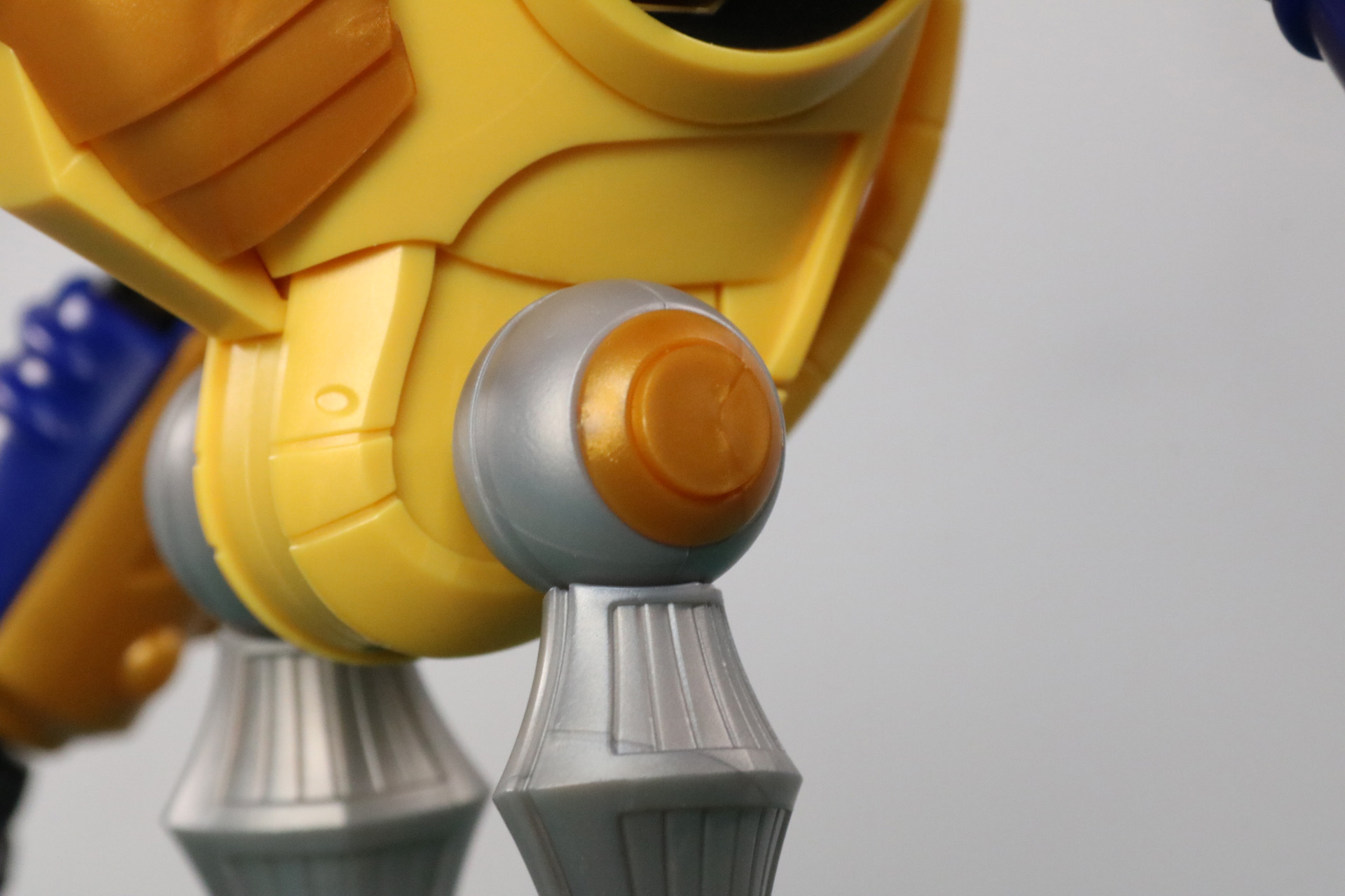 脚部の円形パーツ中央にシールを貼る