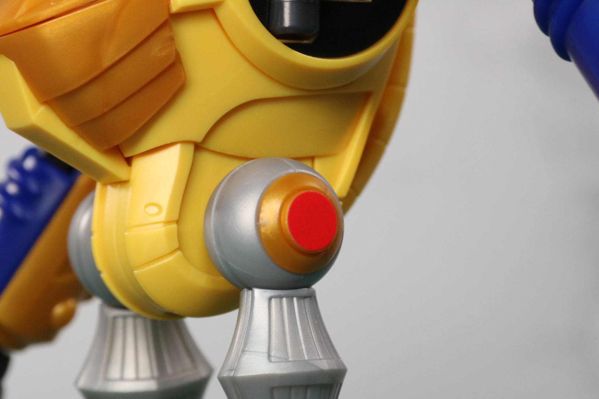 脚部の円形パーツ中央にシールを貼る