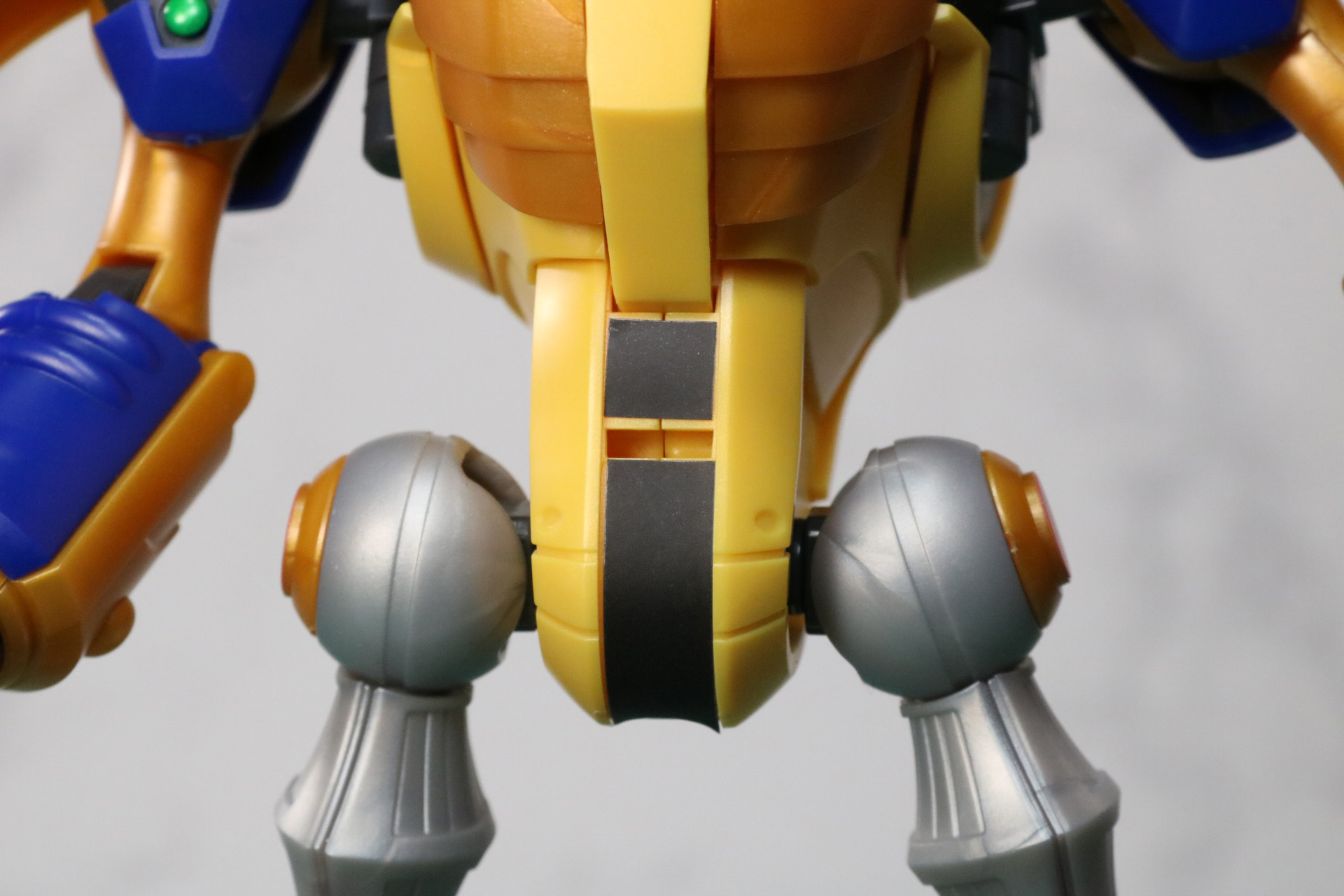 腹部の中央ラインにシールを貼る