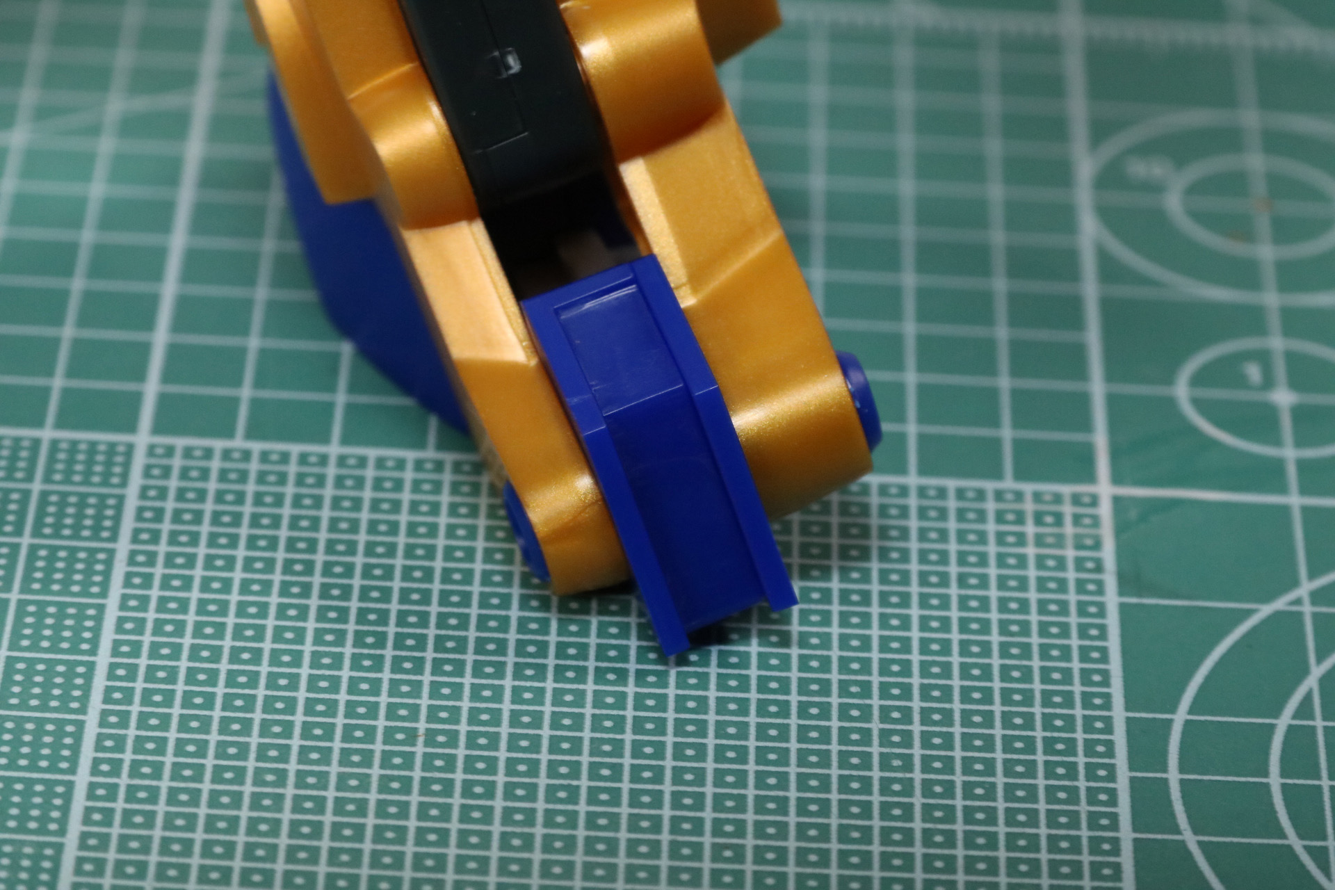 つま先にシールを貼る