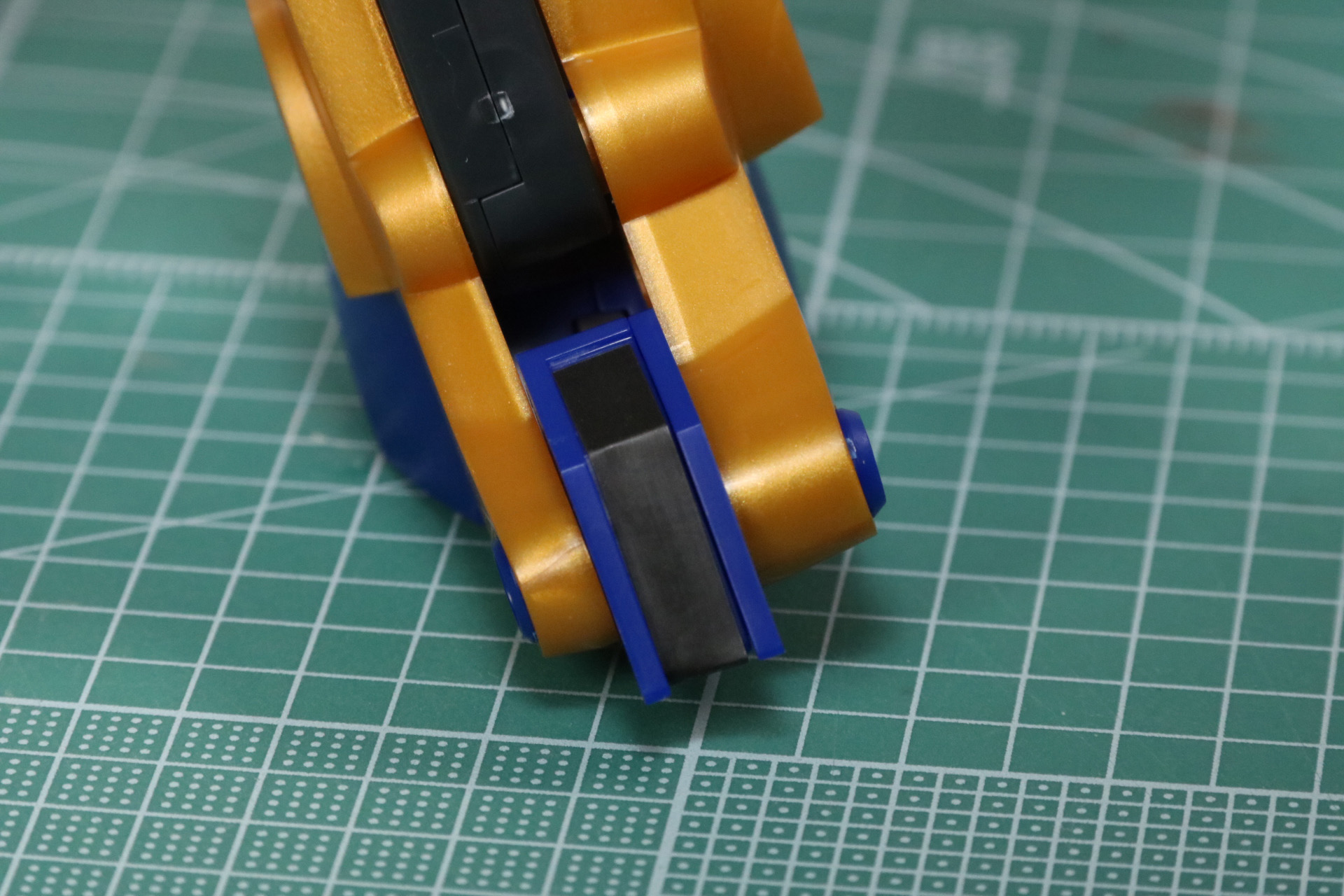 つま先にシールを貼る