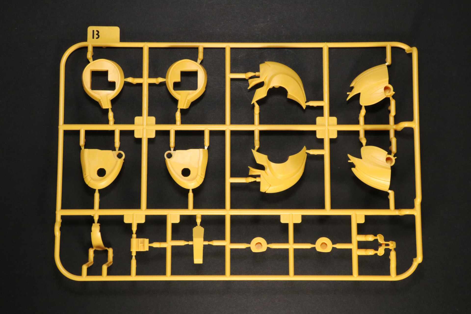 Bパーツ。明るいイエロー成形色