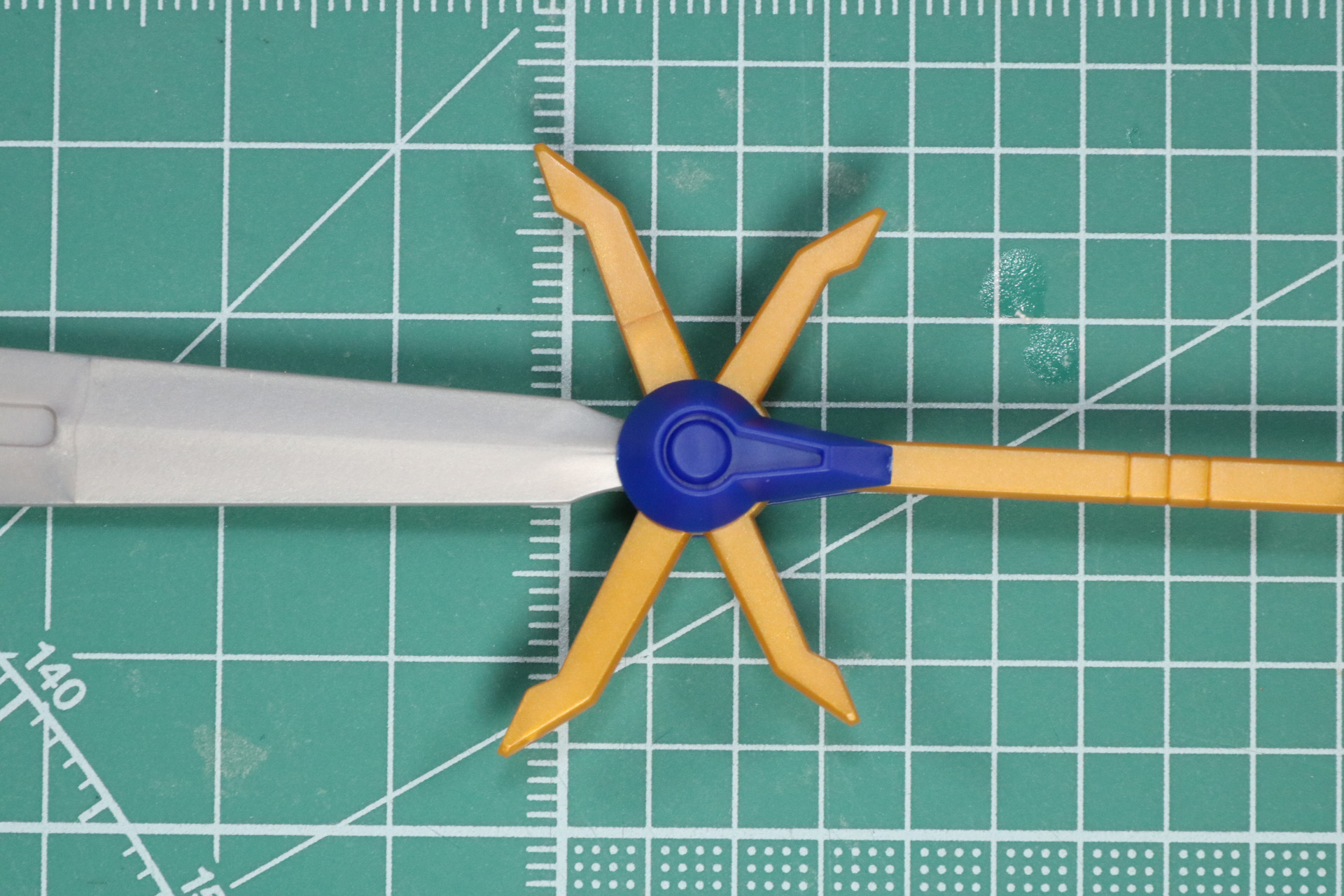 剣の鍔飾りにシールを貼る