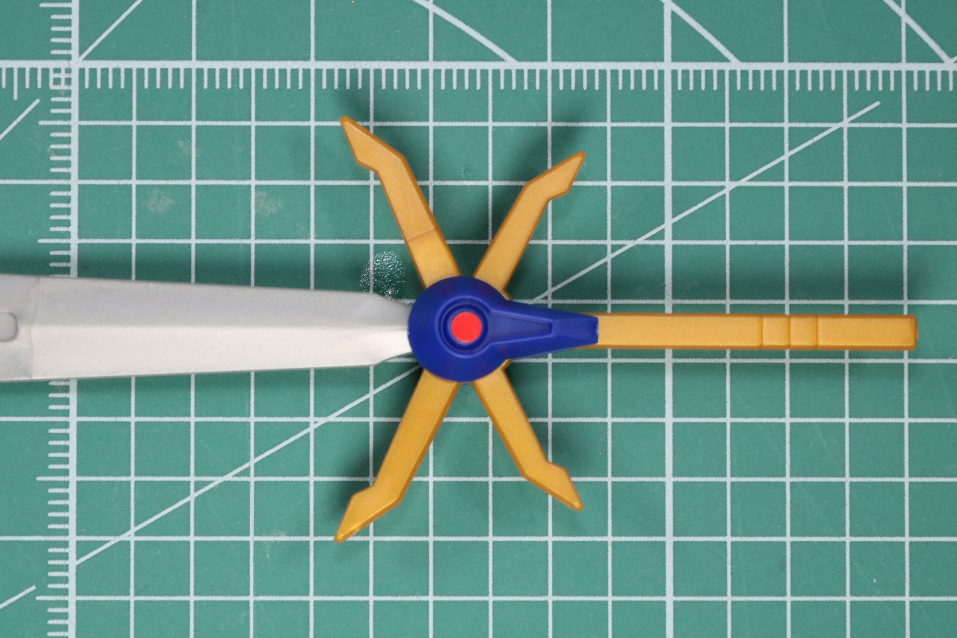 剣の鍔飾りにシールを貼る