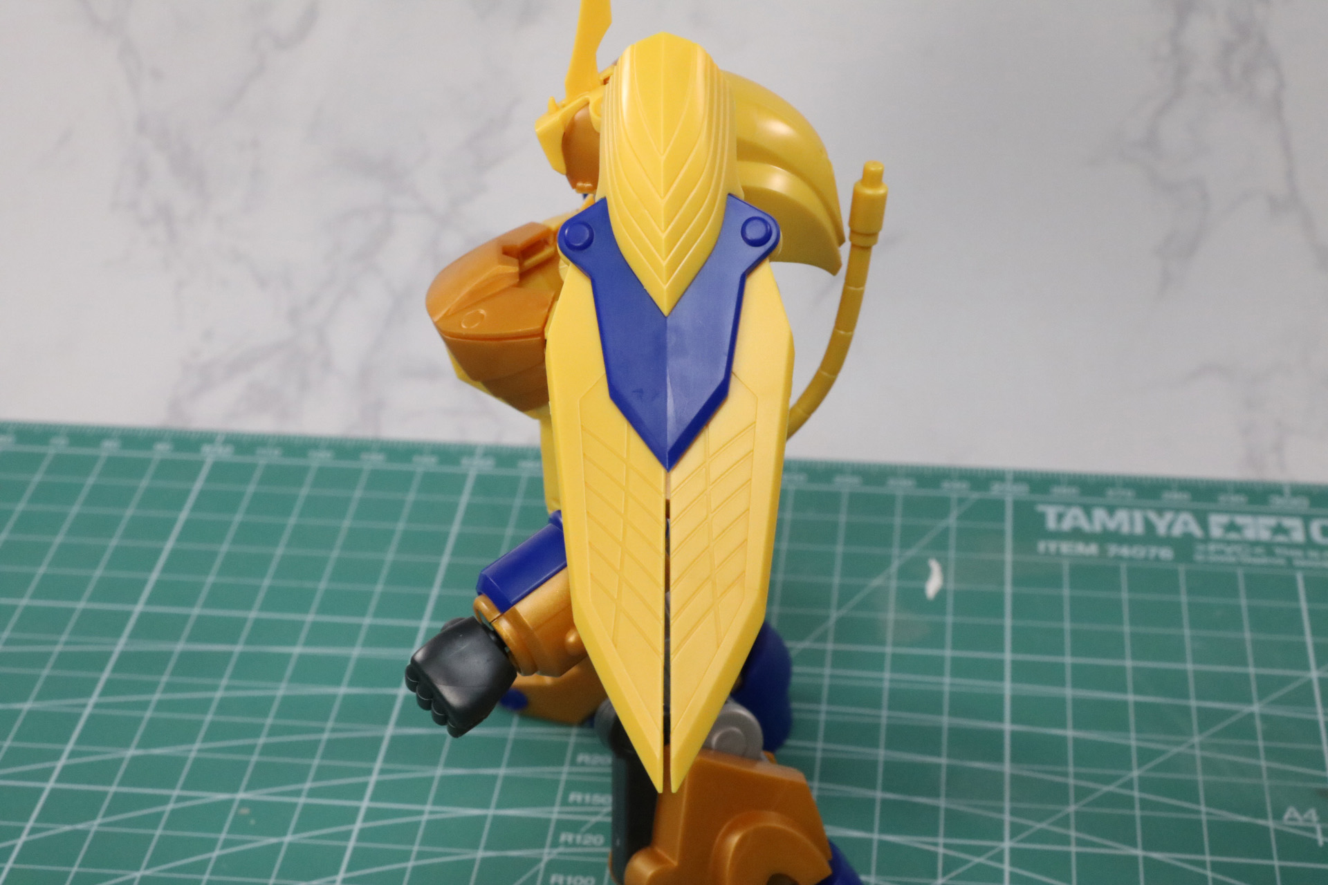 盾の外縁部分にもシールを貼る