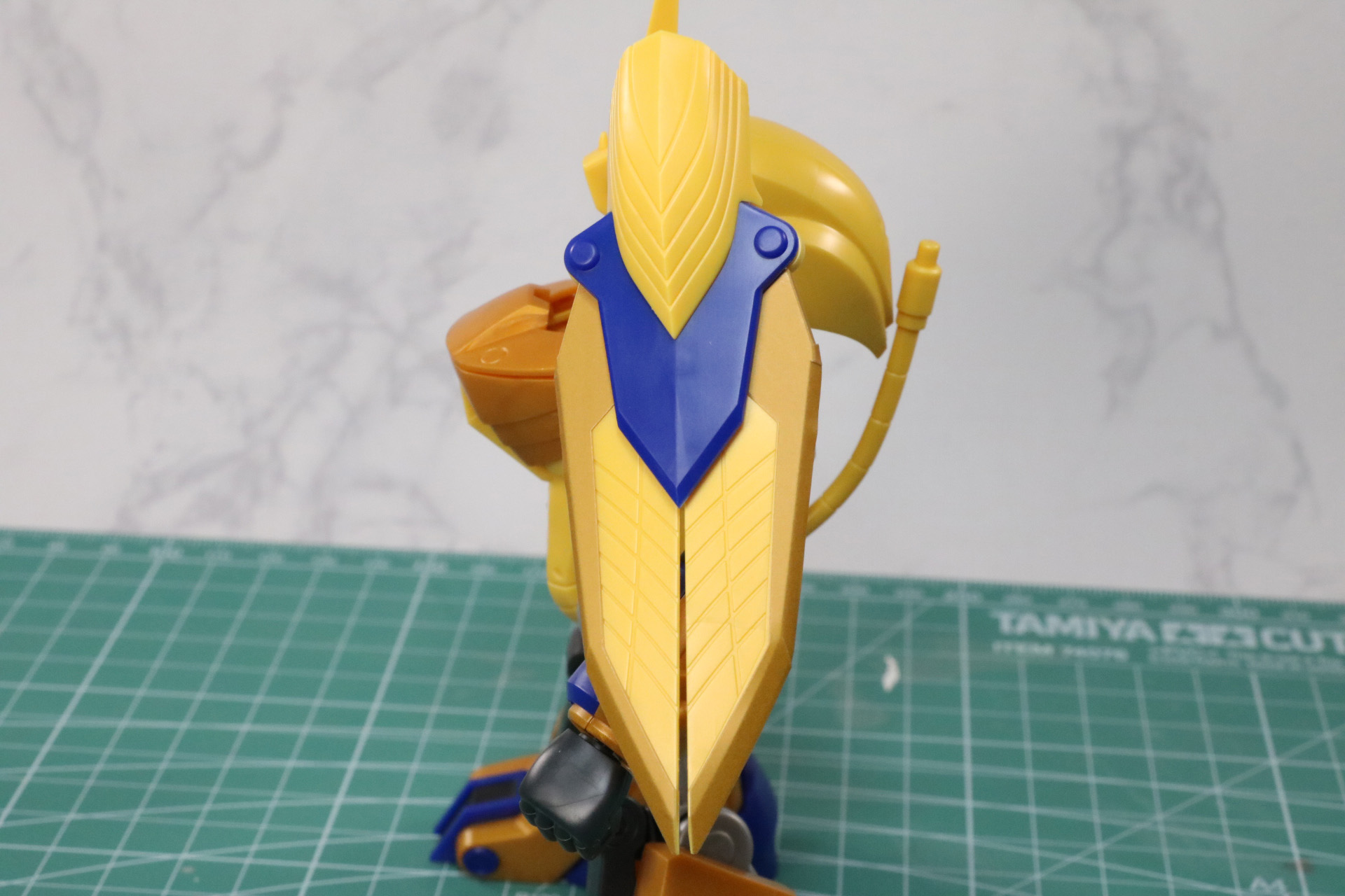 盾の外縁部分にもシールを貼る