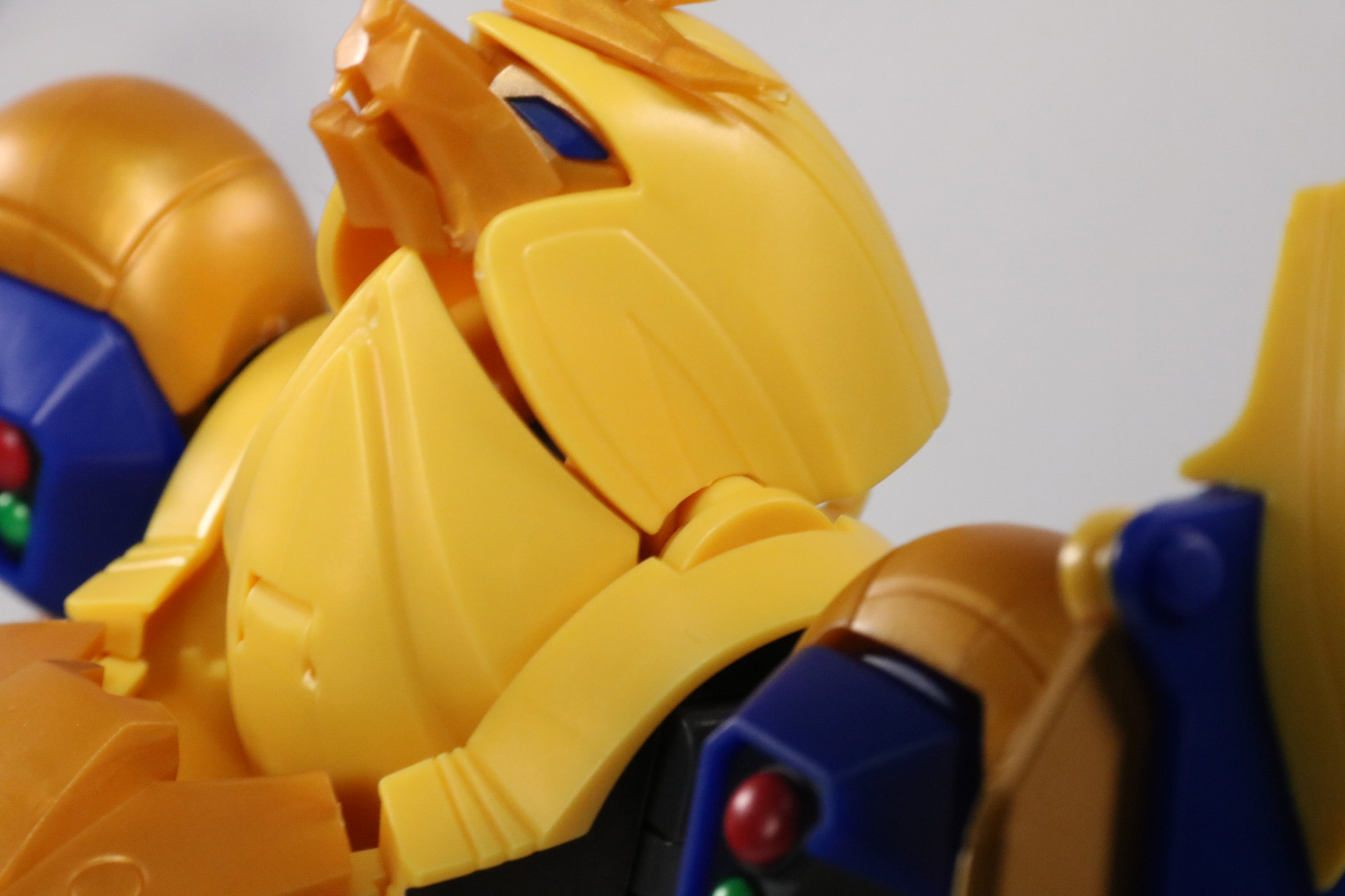 「サムライオン」の頭部側面にシールを貼る