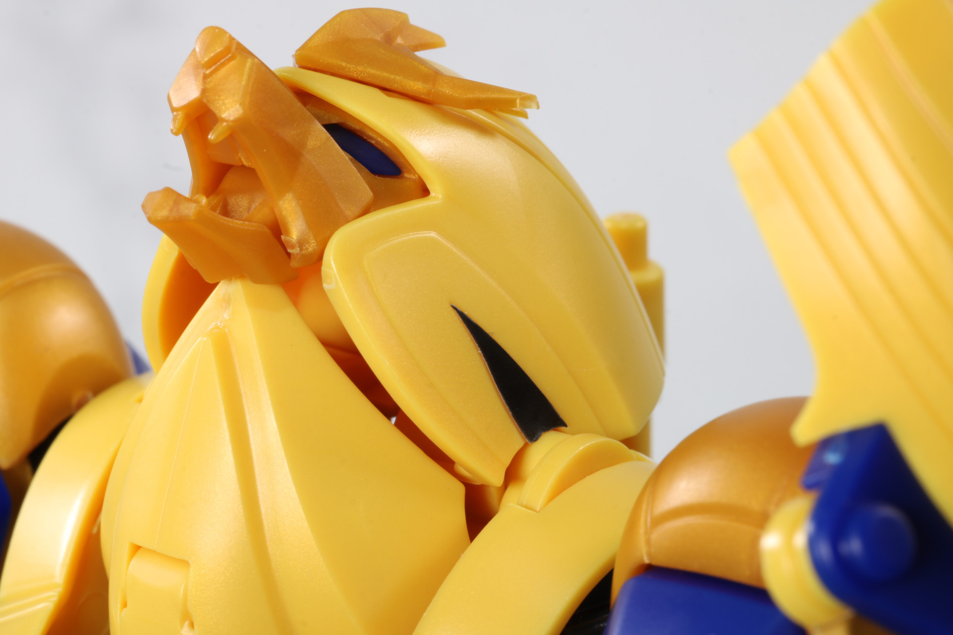 「サムライオン」の頭部側面にシールを貼る