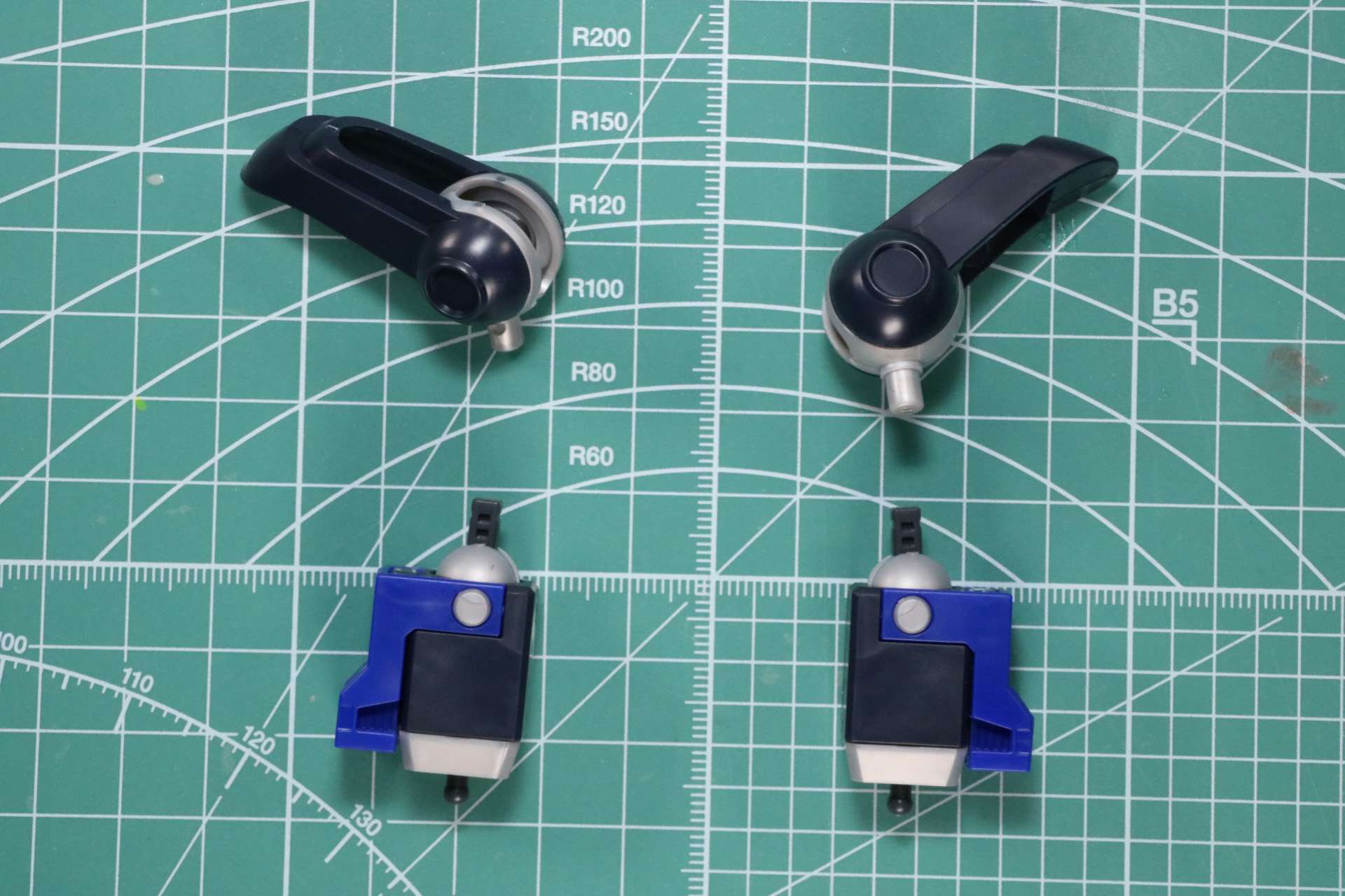 前腕部と肩アーマーを組み立て