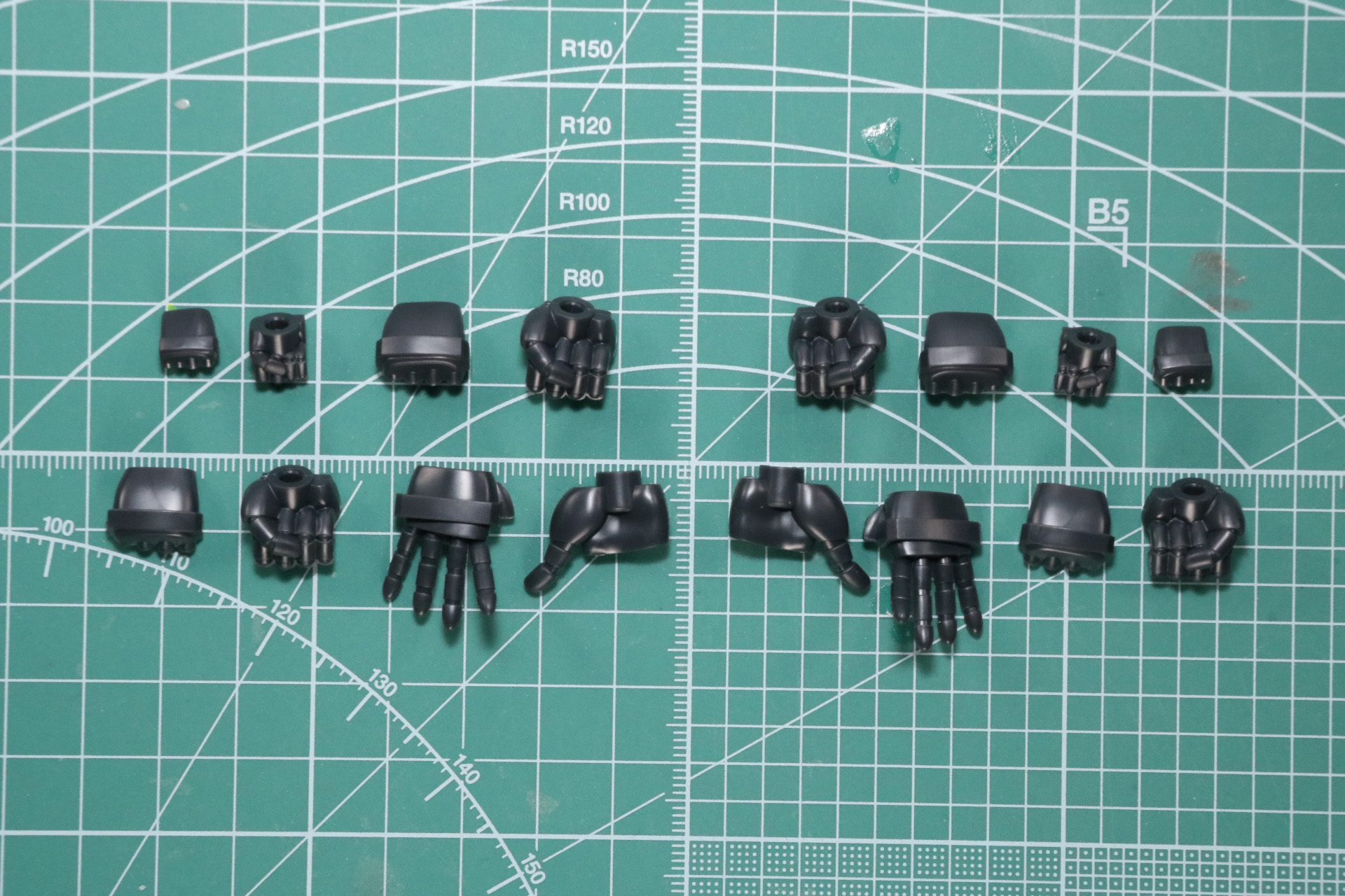 手首パーツの組み立て