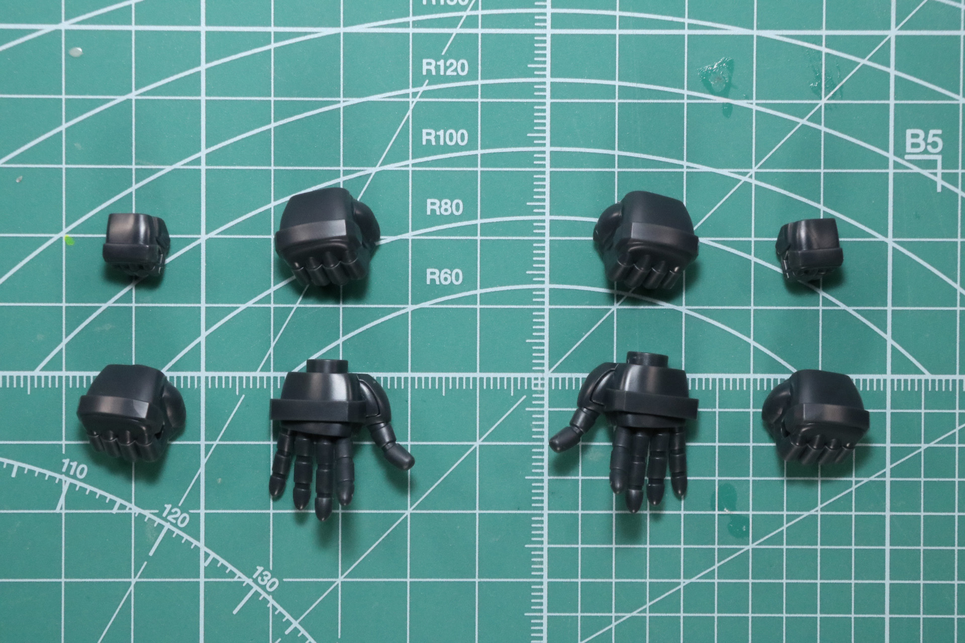 手首パーツの組み立て