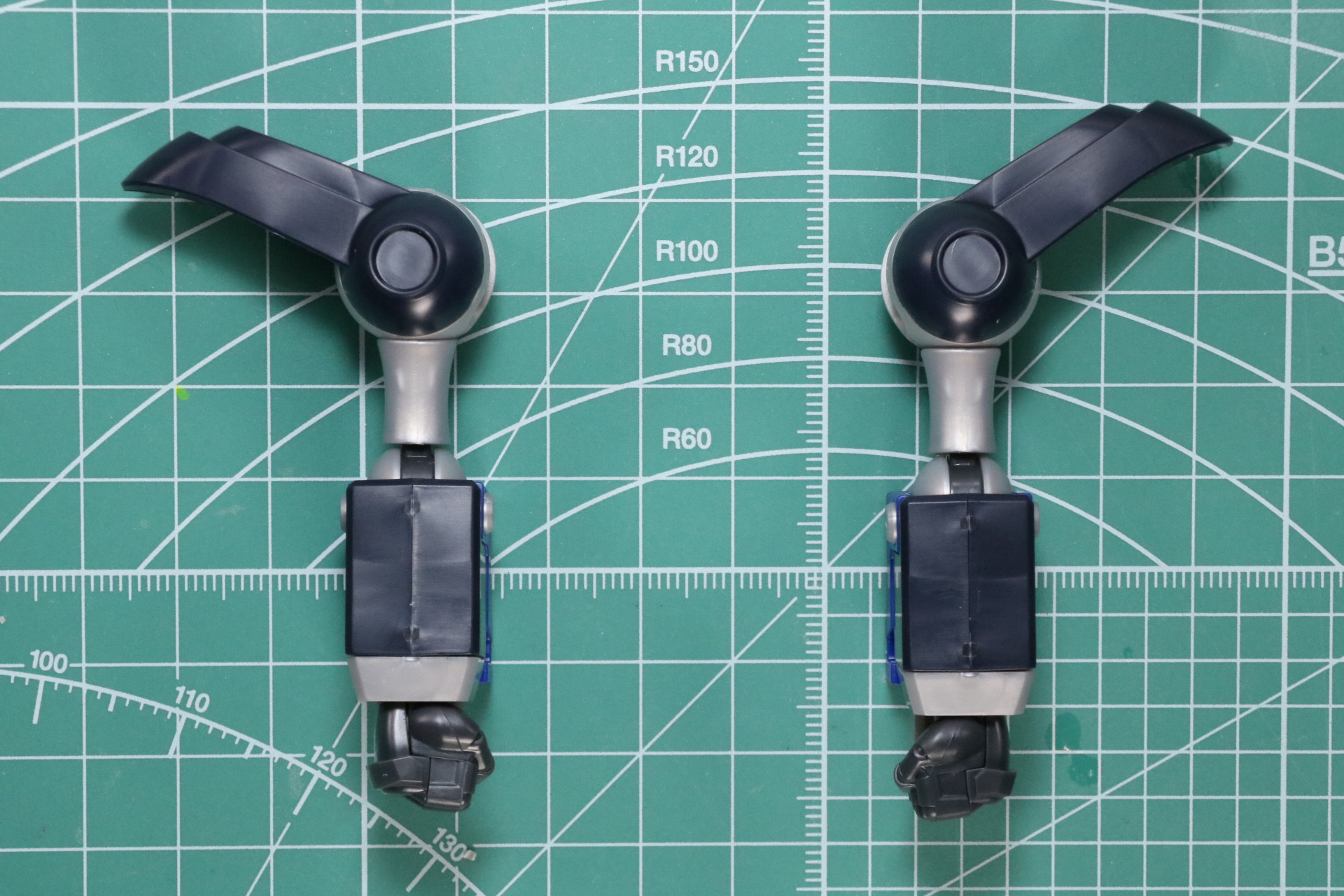 各パーツと二の腕パーツを合わせて腕部完成