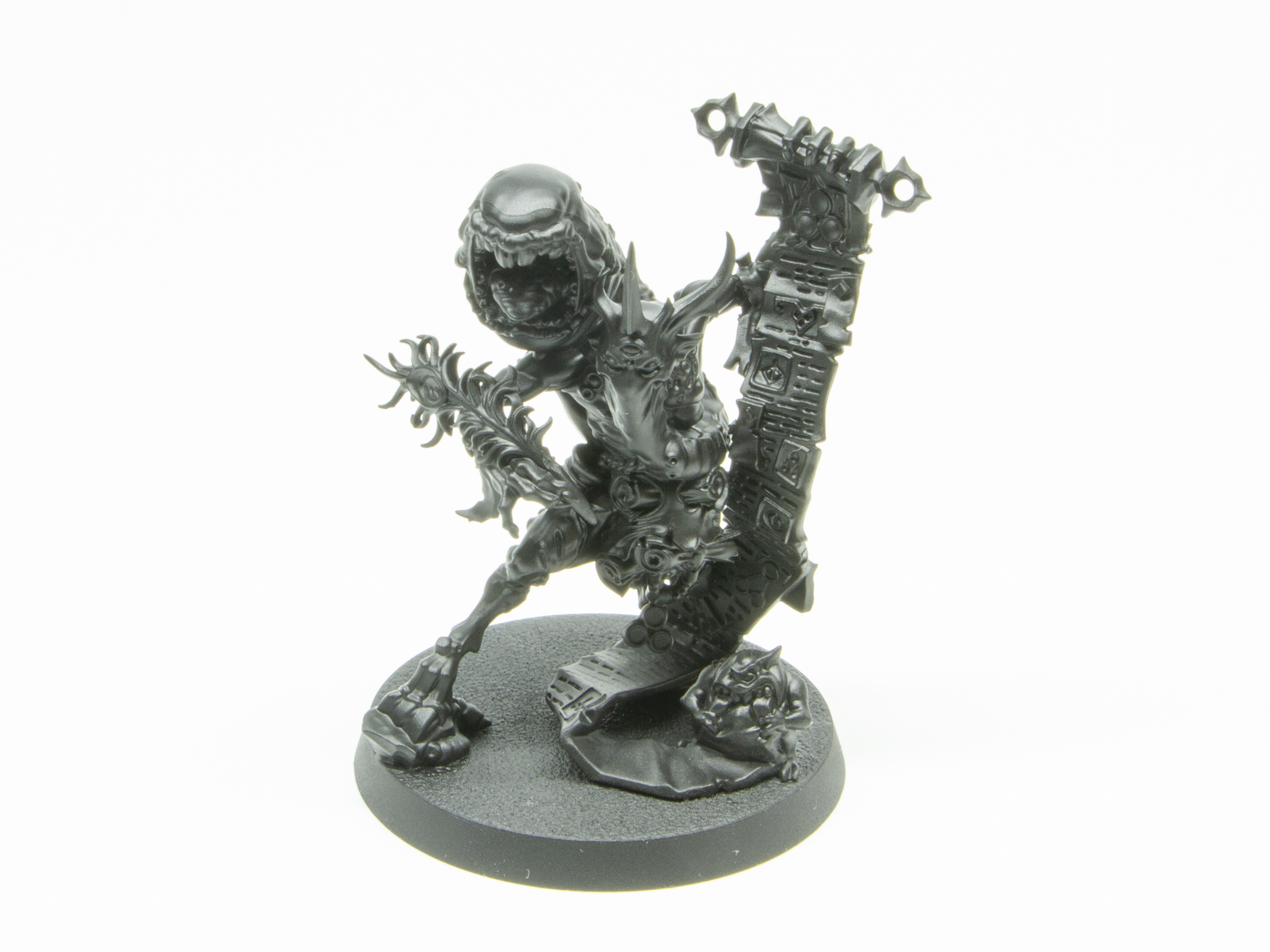 ヴァンガードでしか手に入らないヒーロー「スポイルポクス・スクリヴナー」を塗った姿。プラモデルとして組み、スプレーを吹き、15色くらいのカラーで塗っている