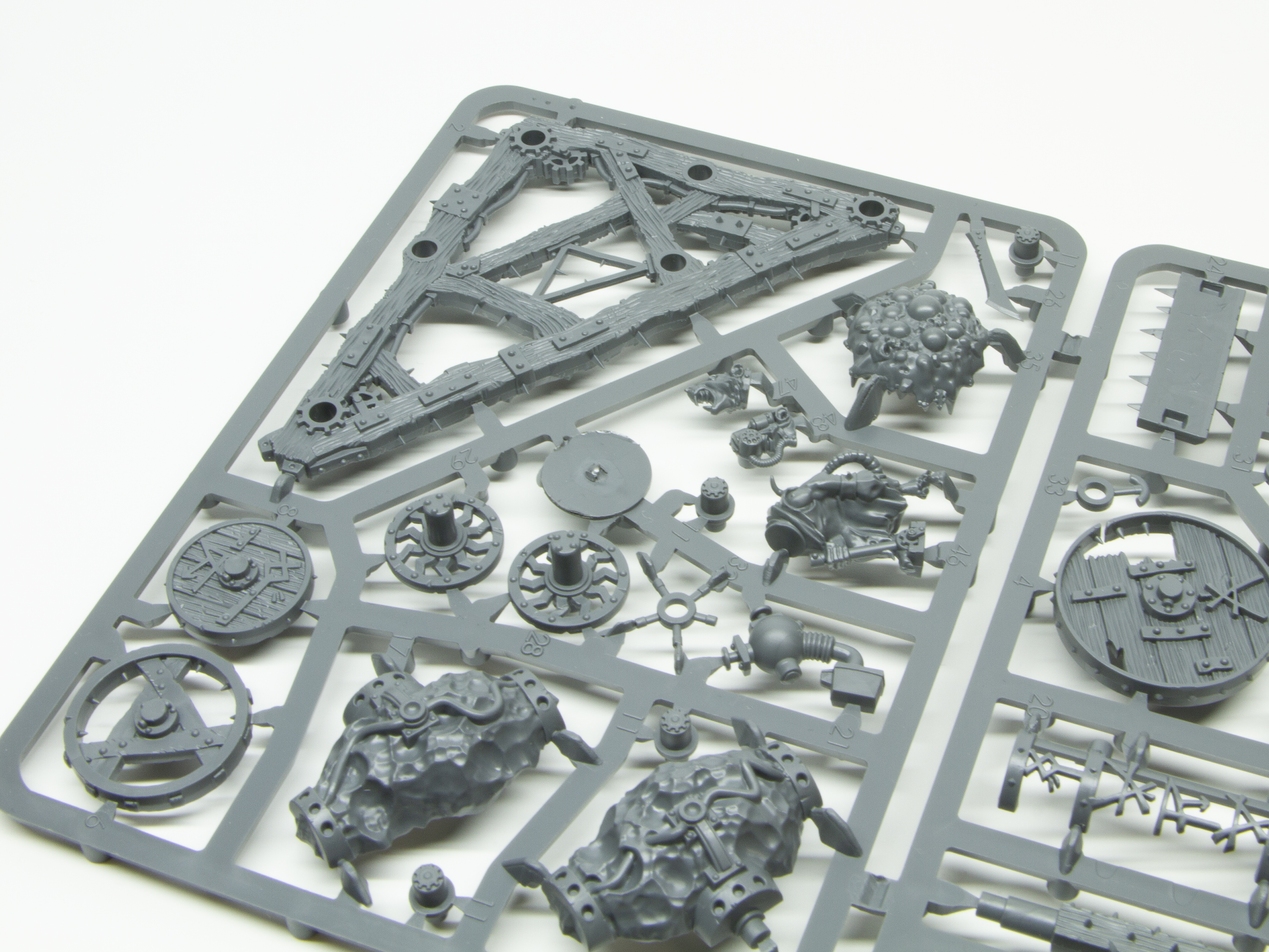 「ウォーハンマーAoS」の製品は基本的にプラモデルだ。古いものだと説明書が難解なこともあるが、今回作ったキットは全て簡単な説明書で済んでいた