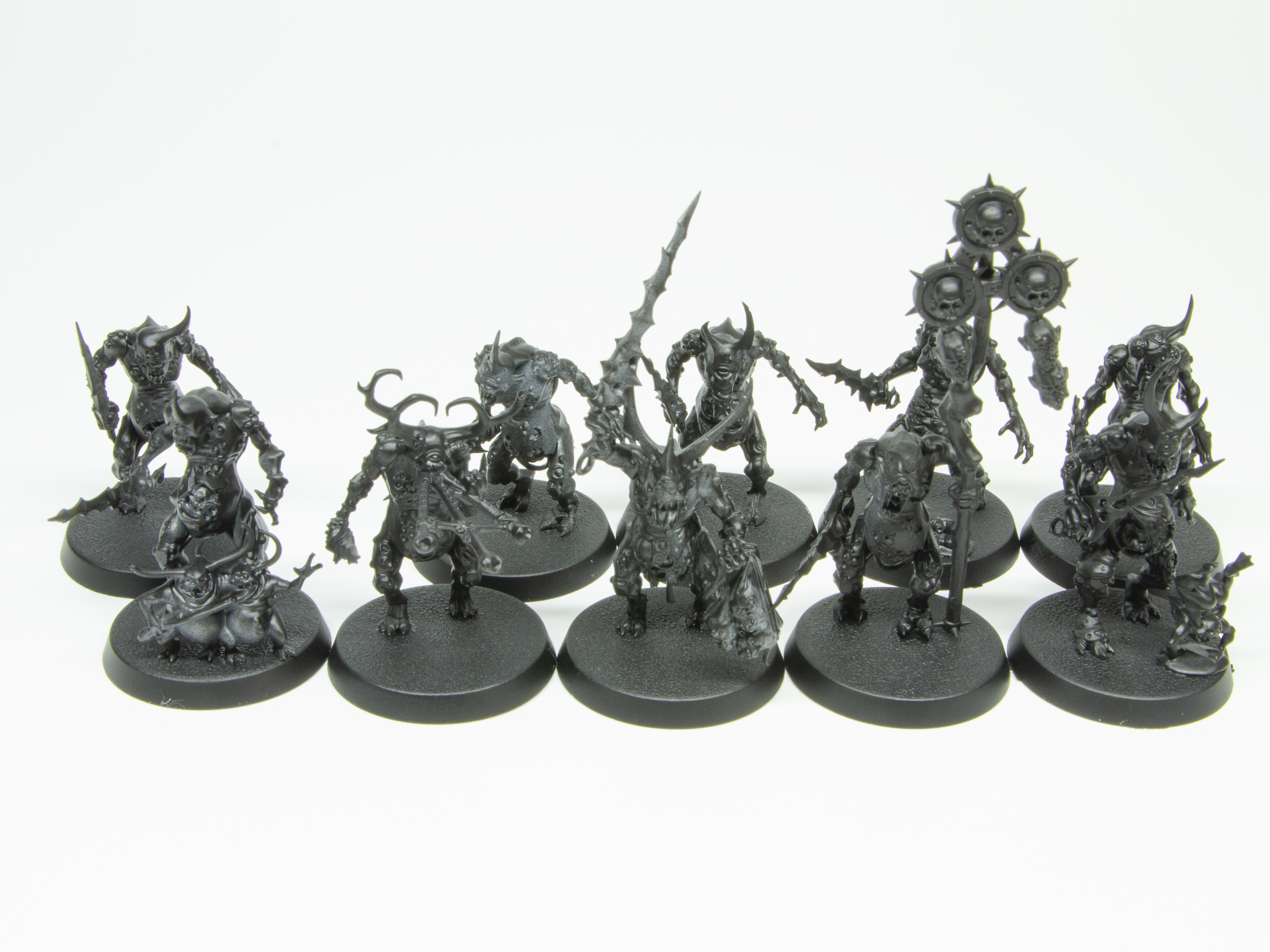 組み立てたらサーフェイサーであるスプレーを吹いて、塗る準備をする