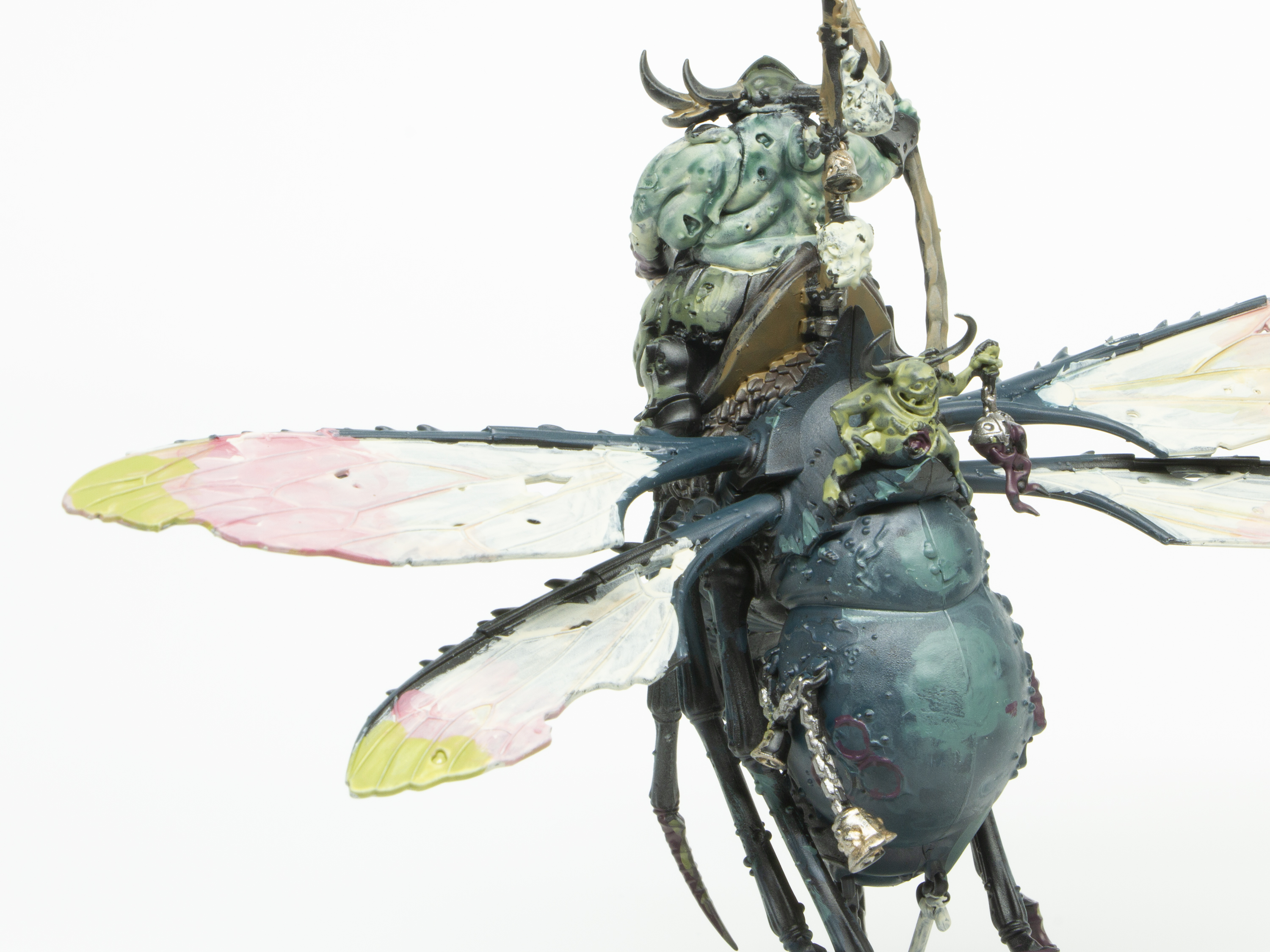 ヴァンガードのうちの「パスゴイル・ブライトロード」を塗った姿。目を宝石のように塗り込んだり、翅を混色で仕上げたりと実験的な項目が多かった