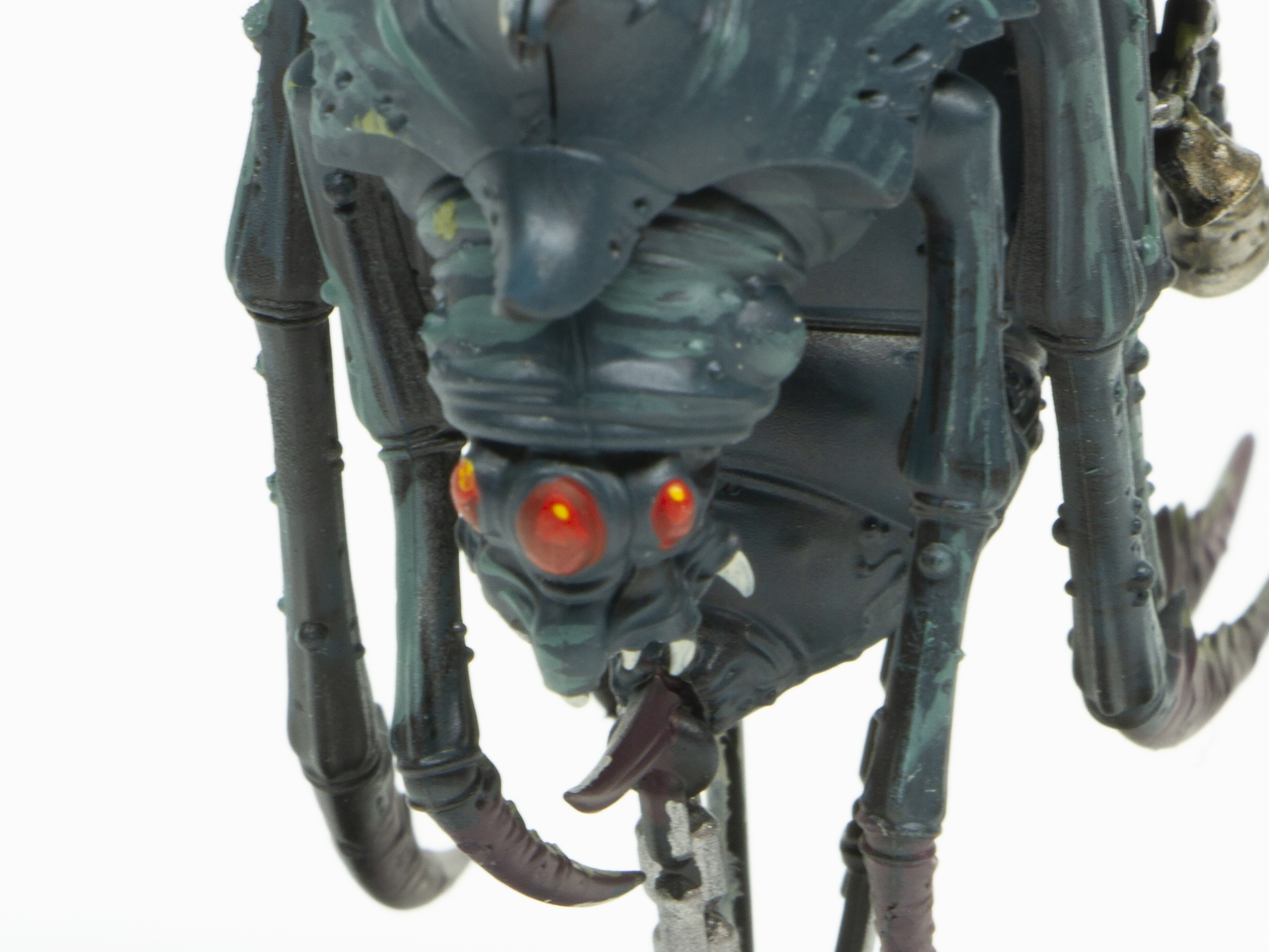 ヴァンガードのうちの「パスゴイル・ブライトロード」を塗った姿。目を宝石のように塗り込んだり、翅を混色で仕上げたりと実験的な項目が多かった