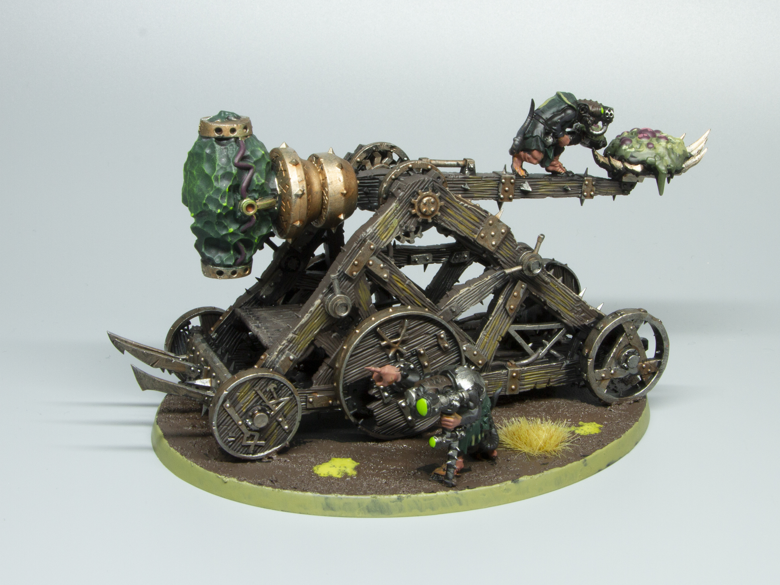 「スケイヴン」のカタパルト「プレーグクロウ」。3匹のネズミが運用する投石機で、疫病のもとを投げつける