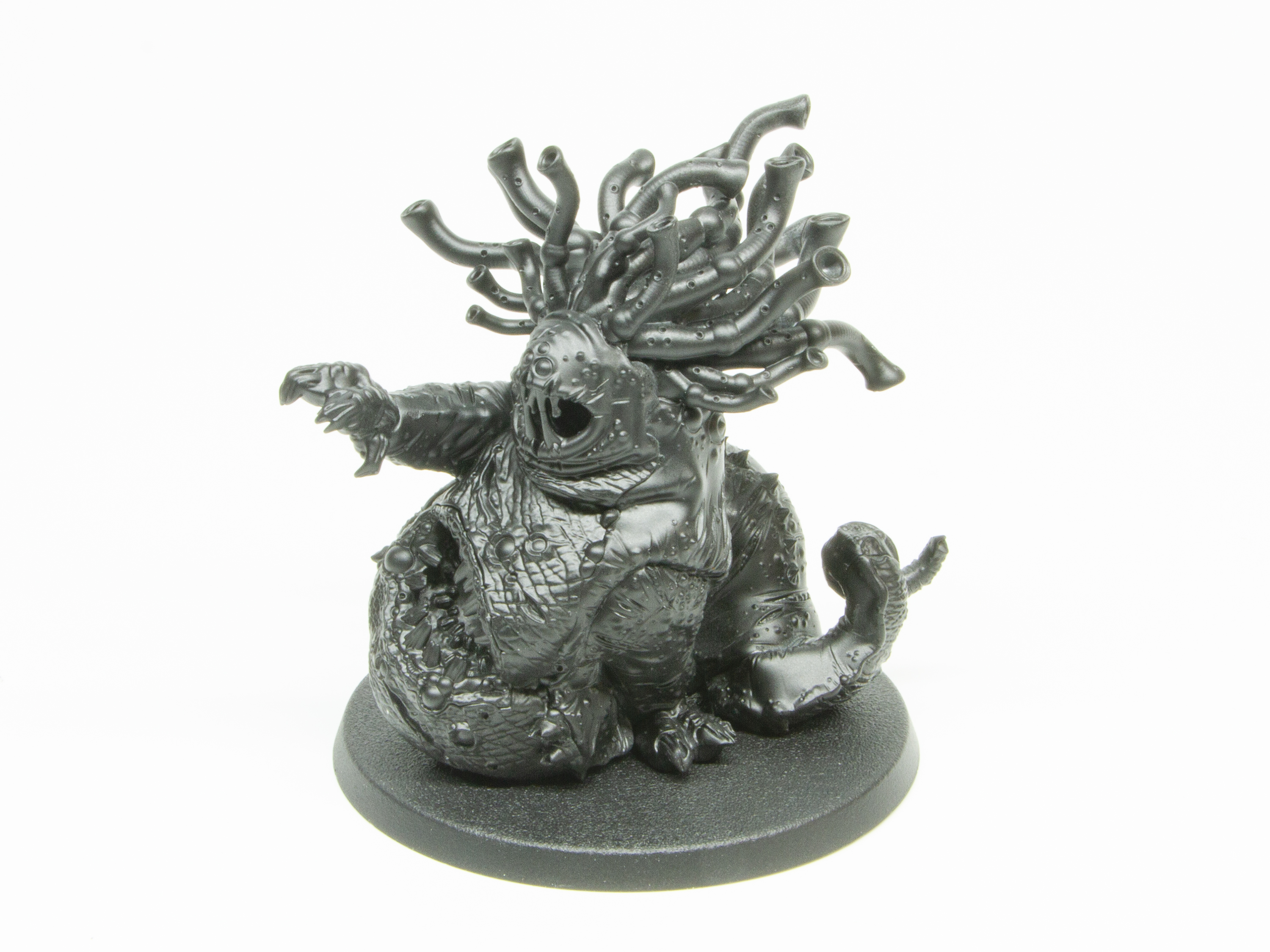 筆者は今回使用したミニチュアを全て組み立て、黒いスプレーを吹いて塗装している