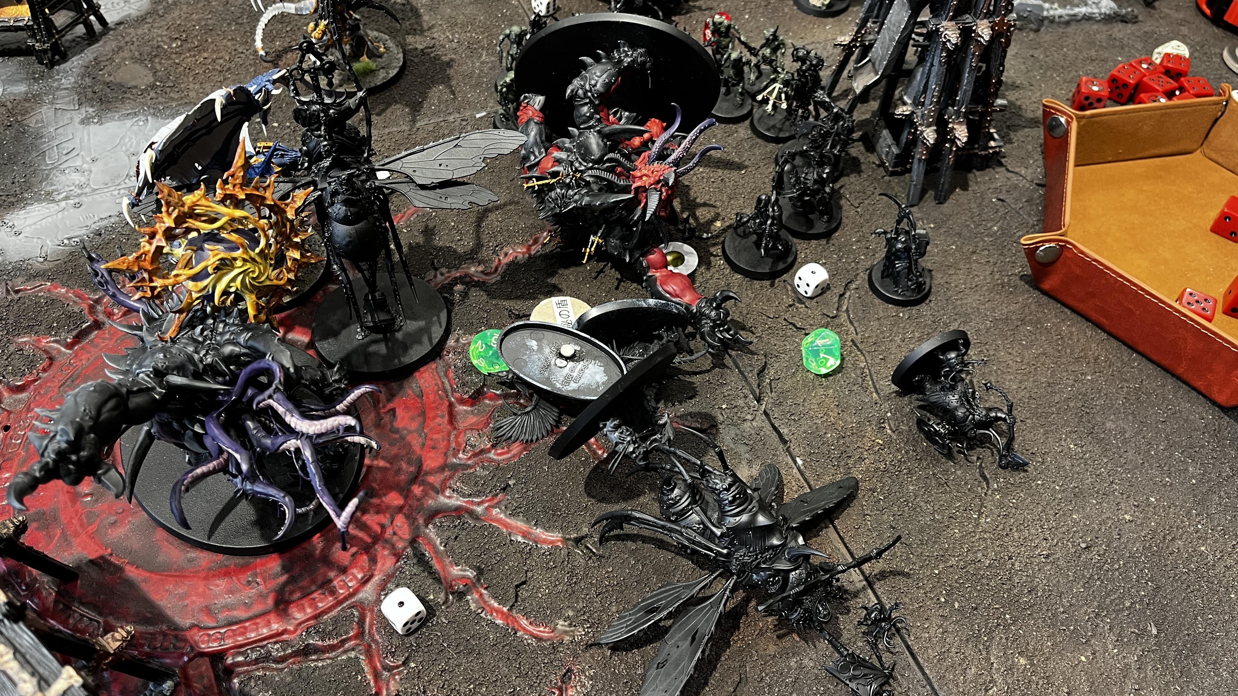 激しい殴り合いと病魔に苛まれる魔神たち。両者のユニットがバッタバッタと倒れていく