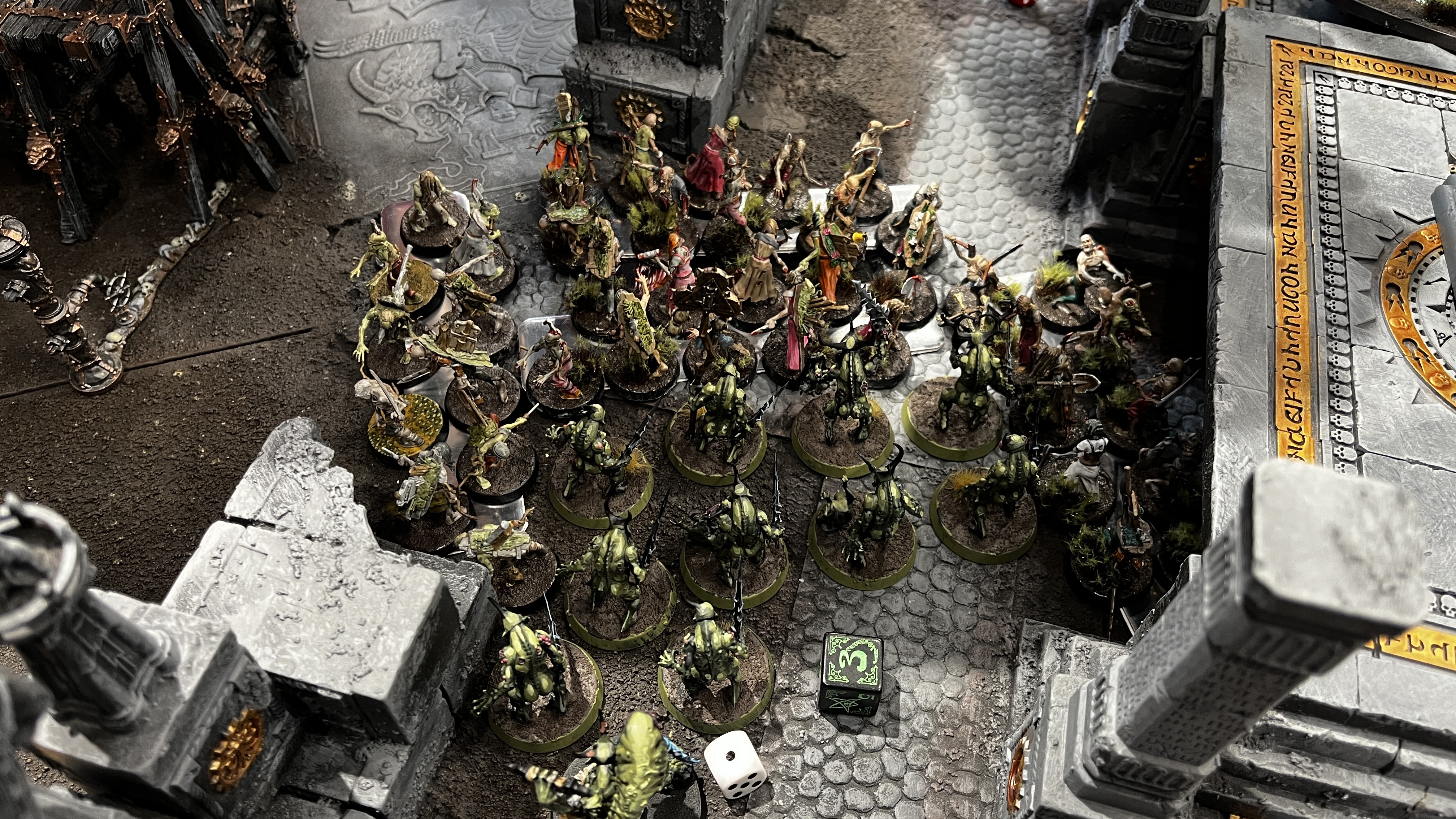 別のお相手との1戦。大量のゾンビが腐乱した魔神に襲い掛かる、ある種シュールな一幕