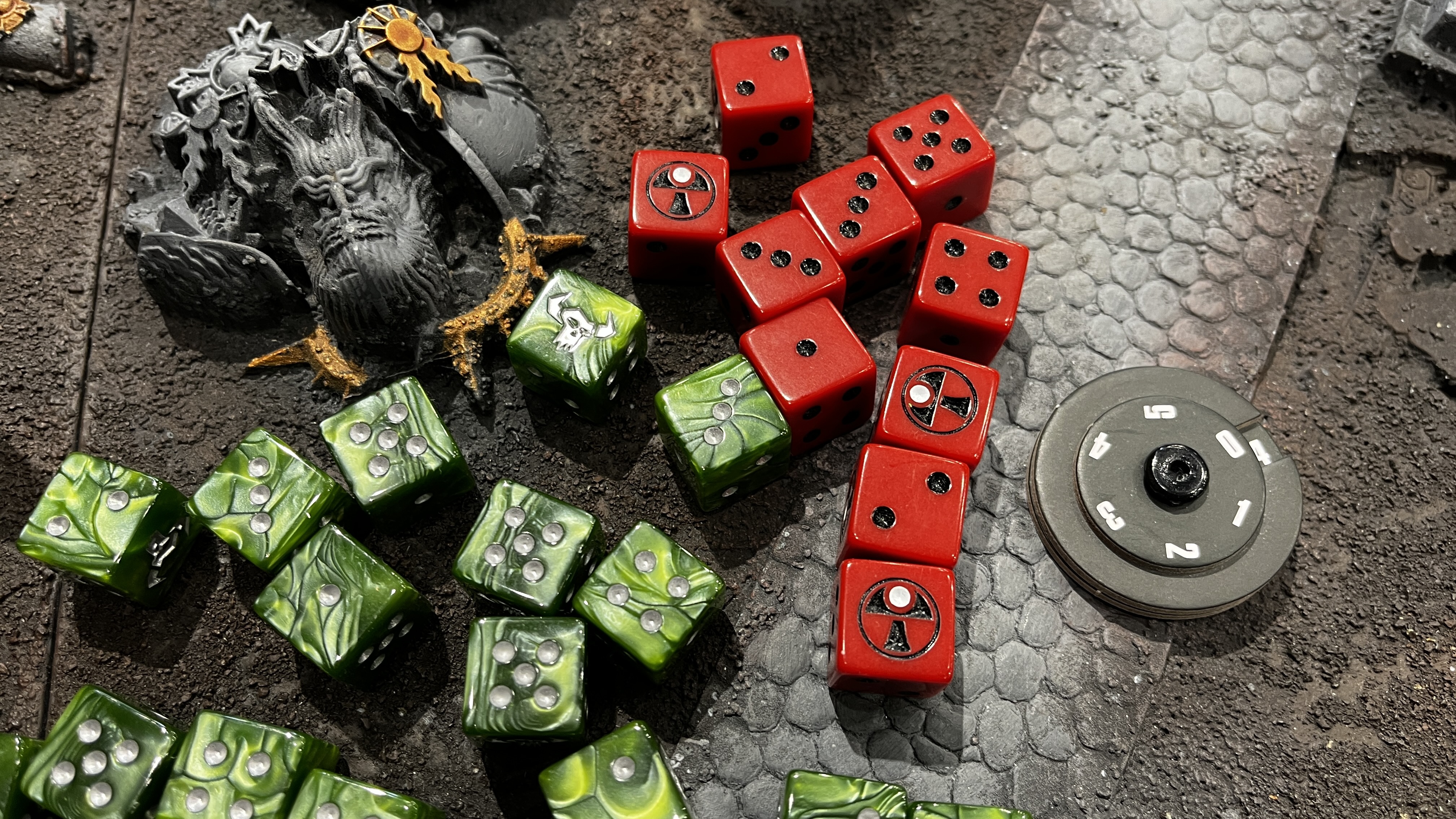 このとき「ウォーハンマー40K」で最悪に仲が悪い2勢力のダイスを使った