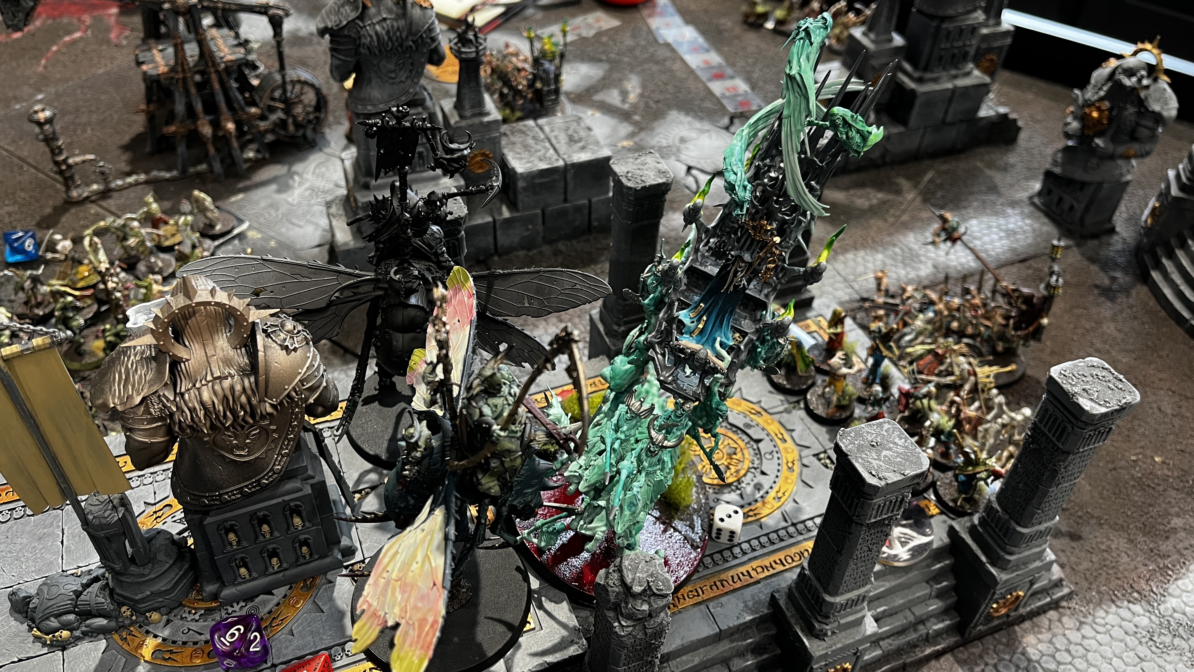 お互いにプレイミスがあり、相手の仲間を回復するユニットに襲い掛かる「パスゴイル・ブライトロード」