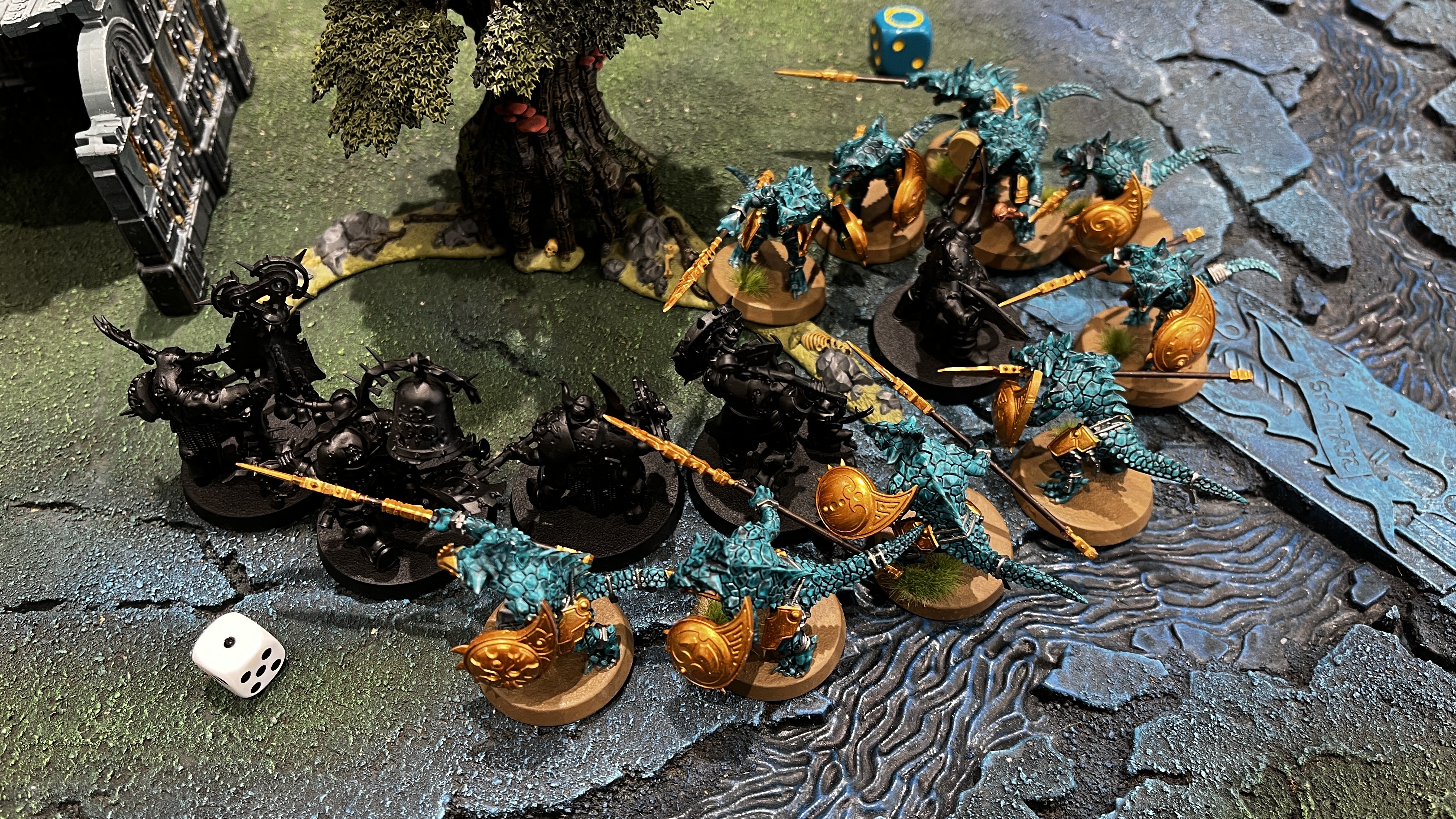 こちらの火力源だったユニットが相手の槍兵に囲まれ、動けなくなる