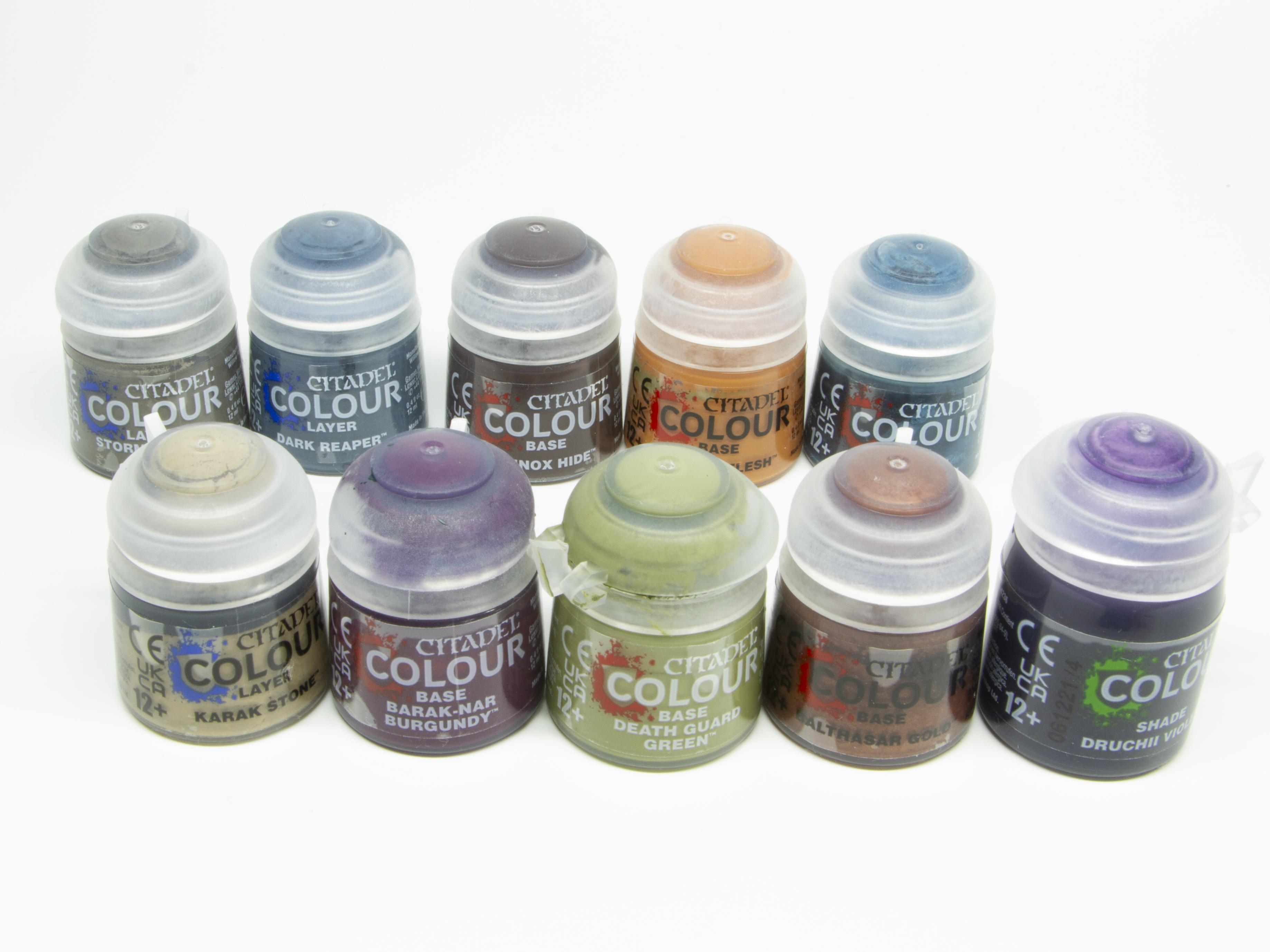 当時購入したシタデルカラー。「マゴットキン・オヴ・ナーグル」の内臓や表皮を塗る以外にも、「スケイヴン」の毛皮や皮膚を塗るためにいろいろな色を購入した