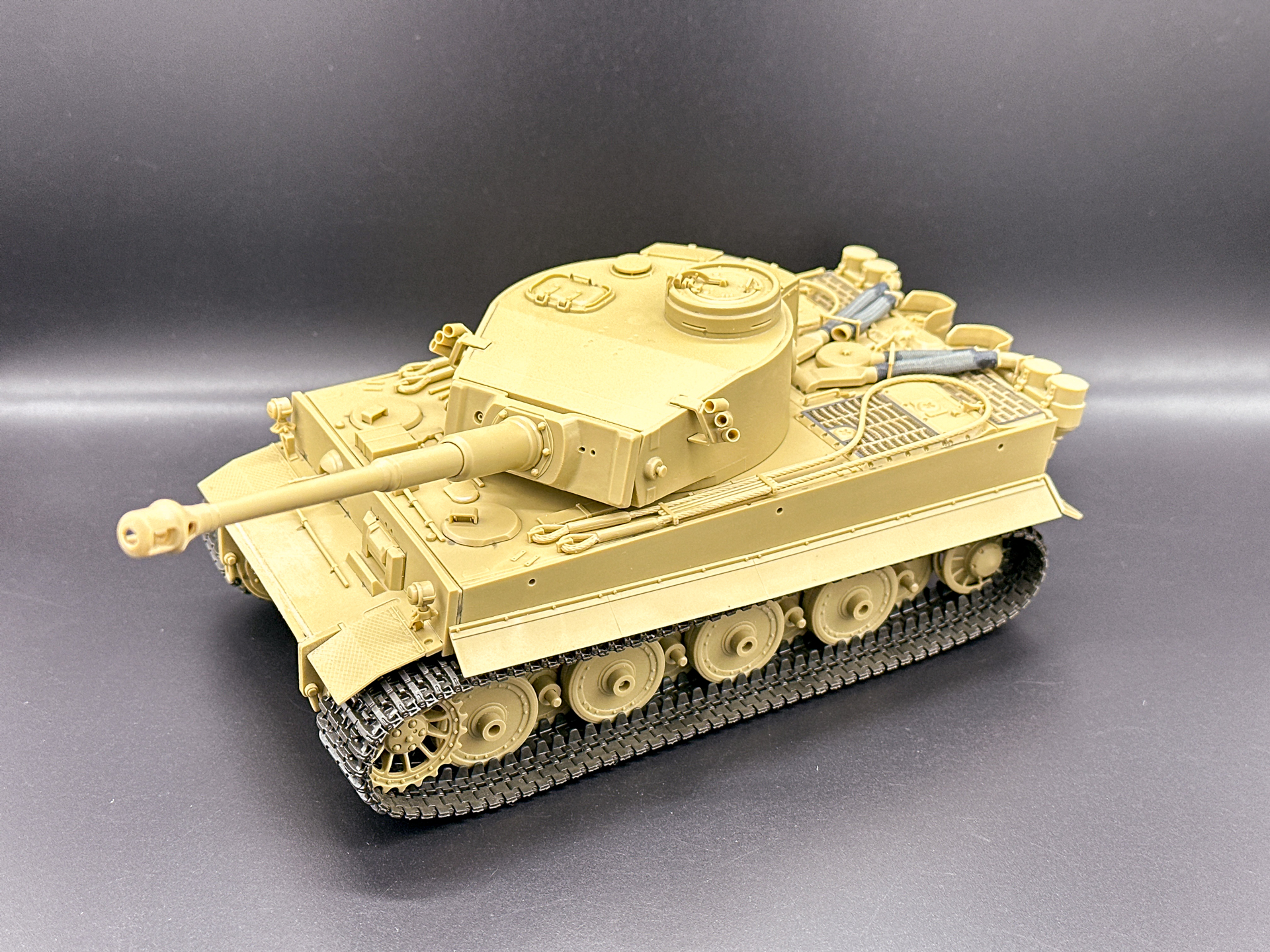 塗装前のタイガーI 極初期生産型。一部パーツは接着固定が必要なため、取り外した状態としています。