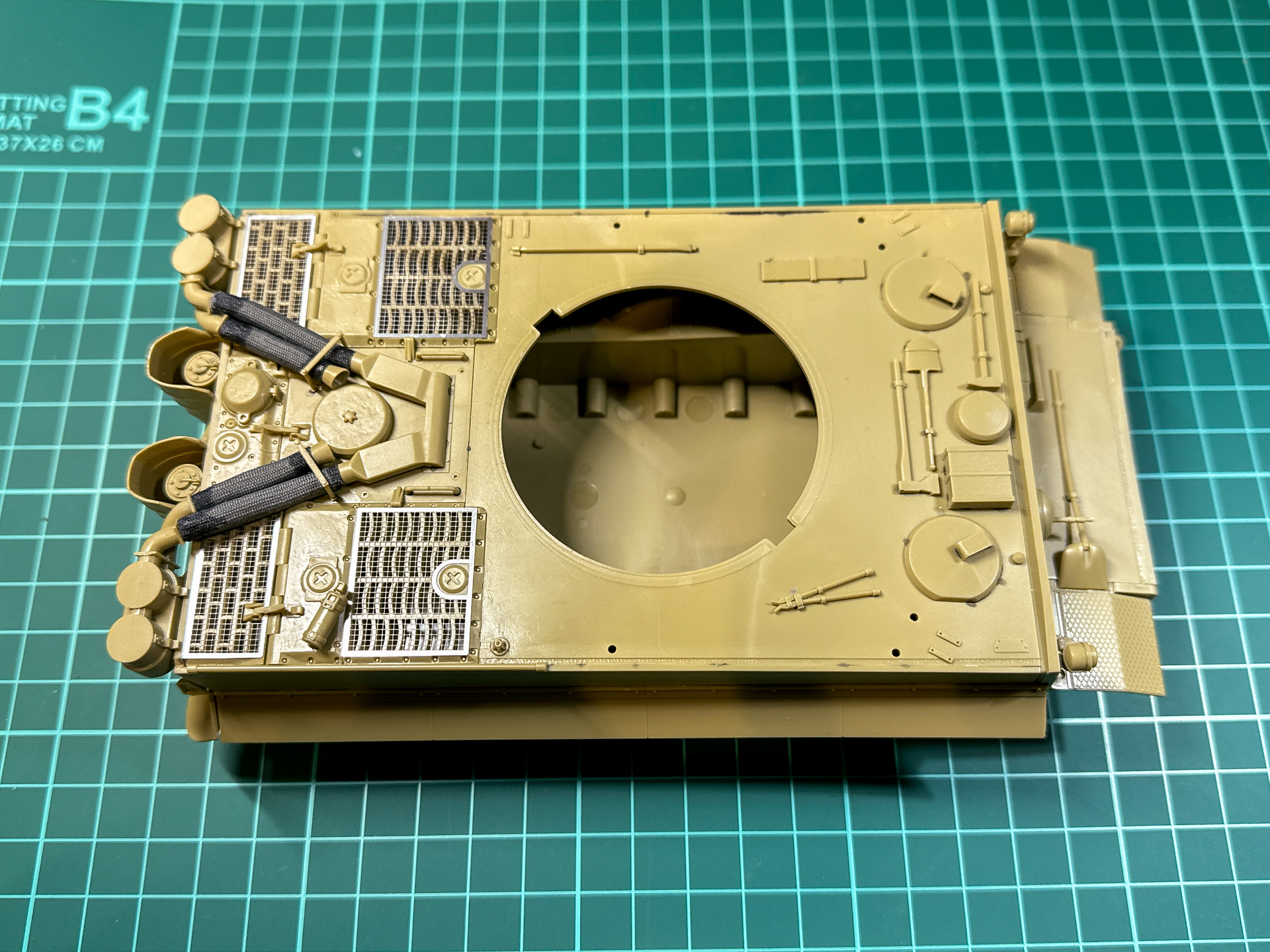 塗装前の車体。写真左側のグリル部分に金属製エッチングパーツを使用しています。