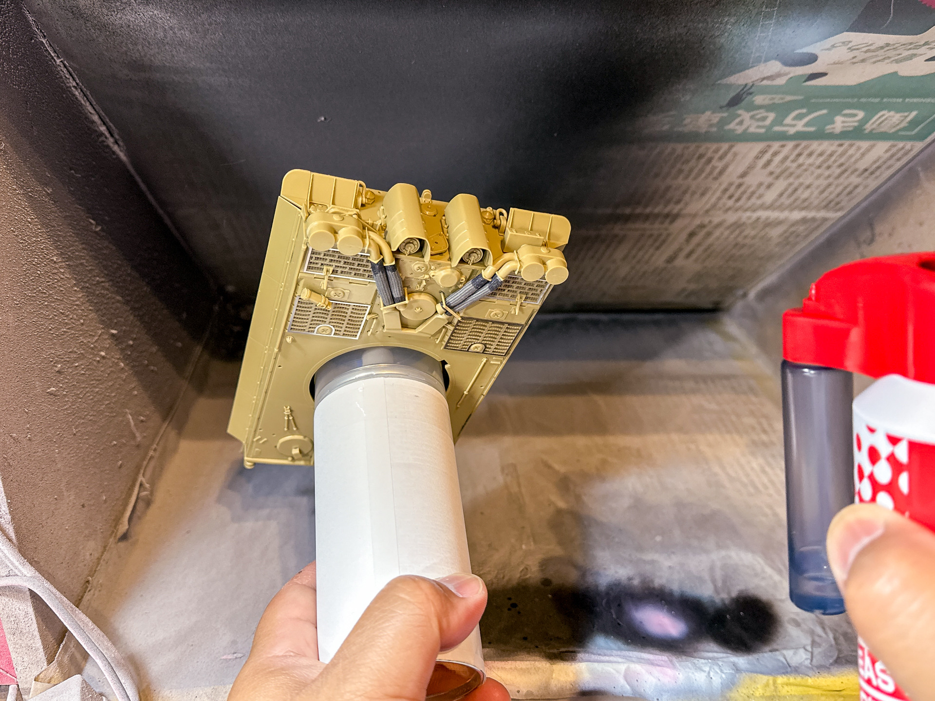 「P-01a ガイアマルチプライマーアドバンス」を噴霧する様子。エアブラシ塗装と同様の感覚で塗布できます。