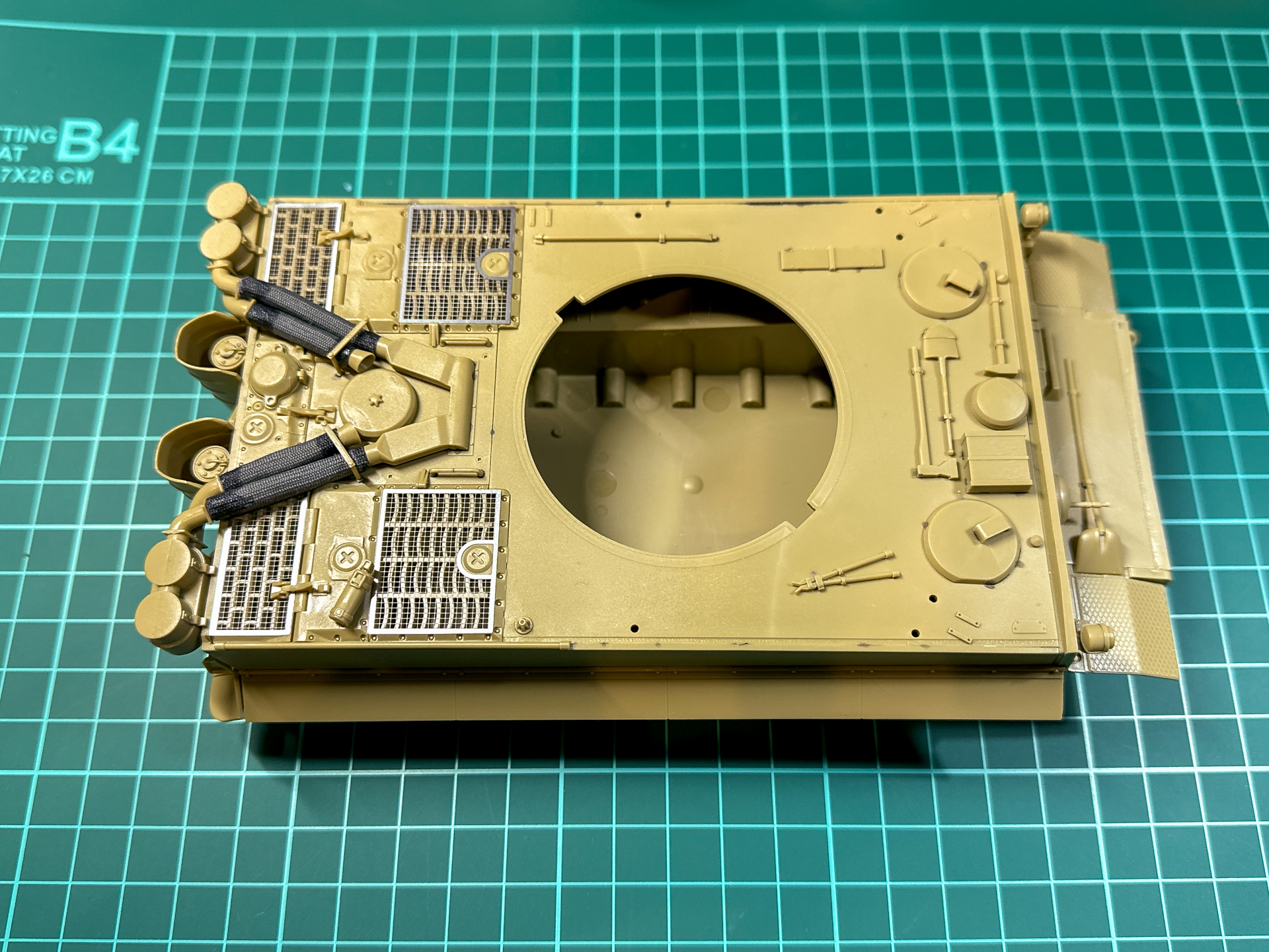 「P-01a ガイアマルチプライマーアドバンス」の塗布を行なった車体。無色透明のため、塗布後に変化は感じられません。