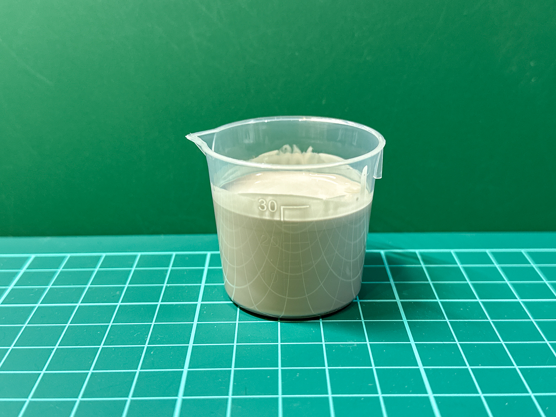 塗装前の希釈は計量カップが付属しているため、簡単に濃度調整が可能です。