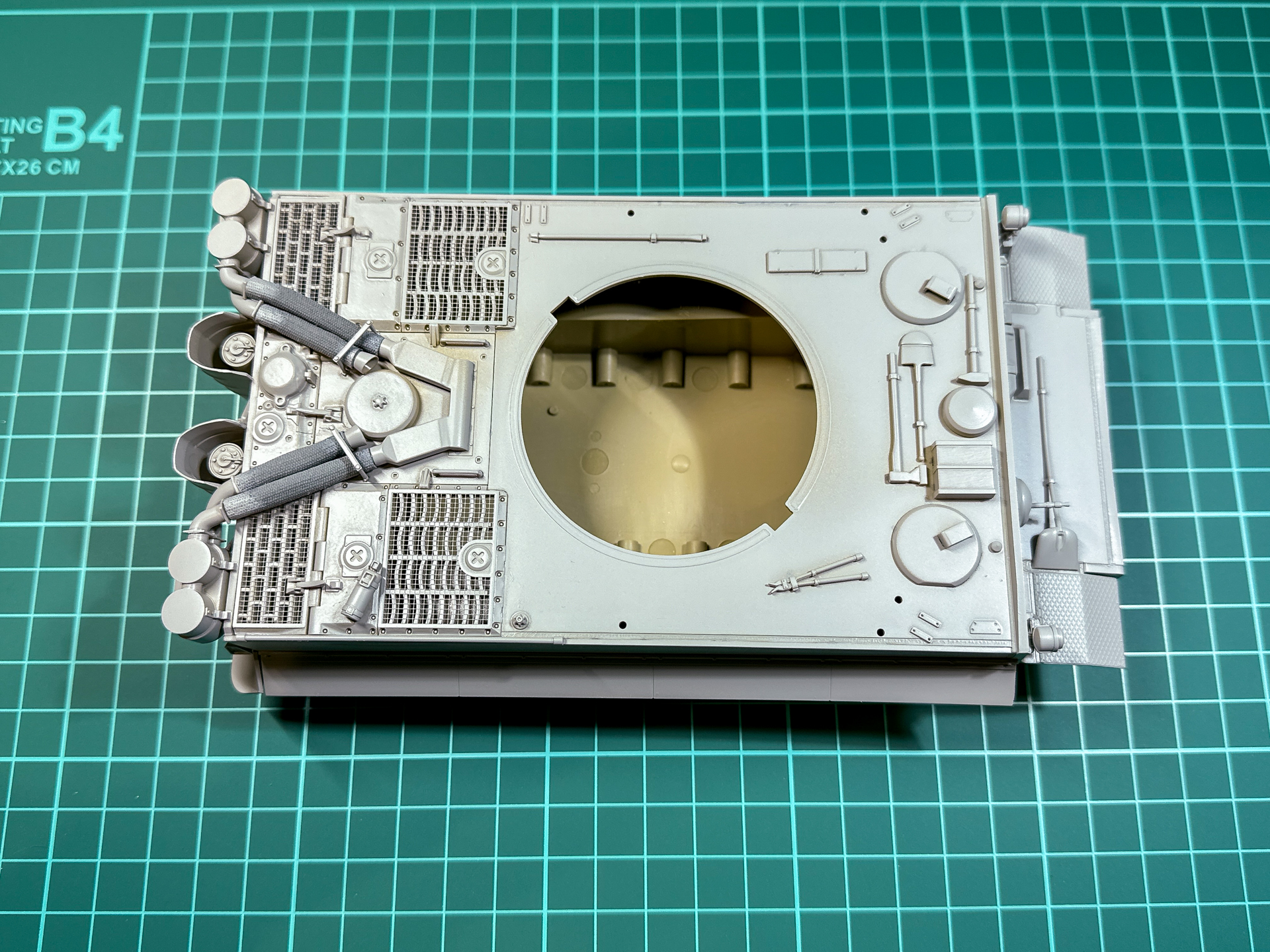 「GS-01 サーフェイサーエヴォ」を使用した車体。パーツ加工時の傷やパーティングラインの処理忘れがなければ仕上げ色の塗装に入ります。