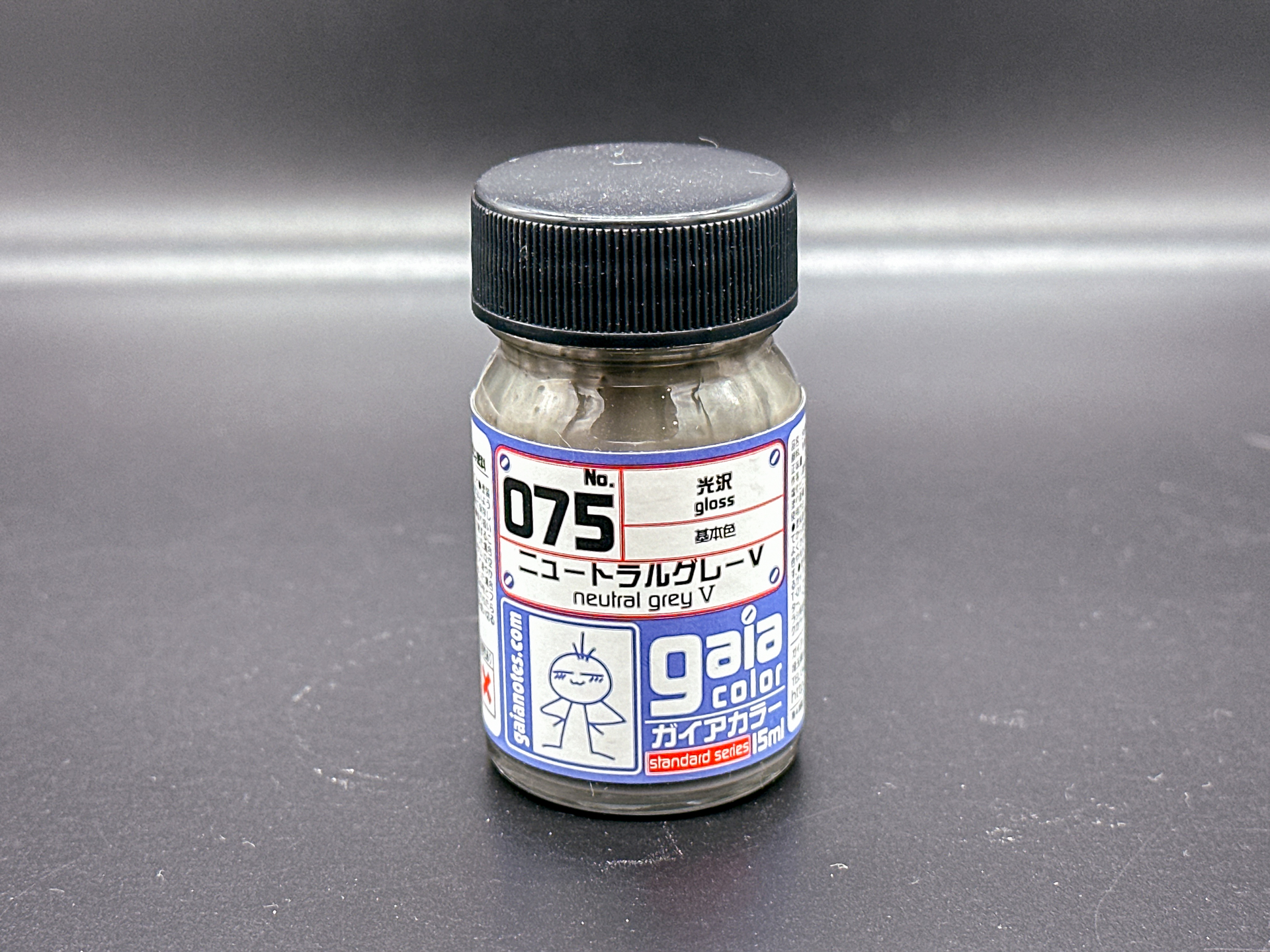 今回使用した「075 ニュートラルグレーV」はガイアノーツより販売されているニュートラルグレーの中で最も黒に近い発色のグレーです。