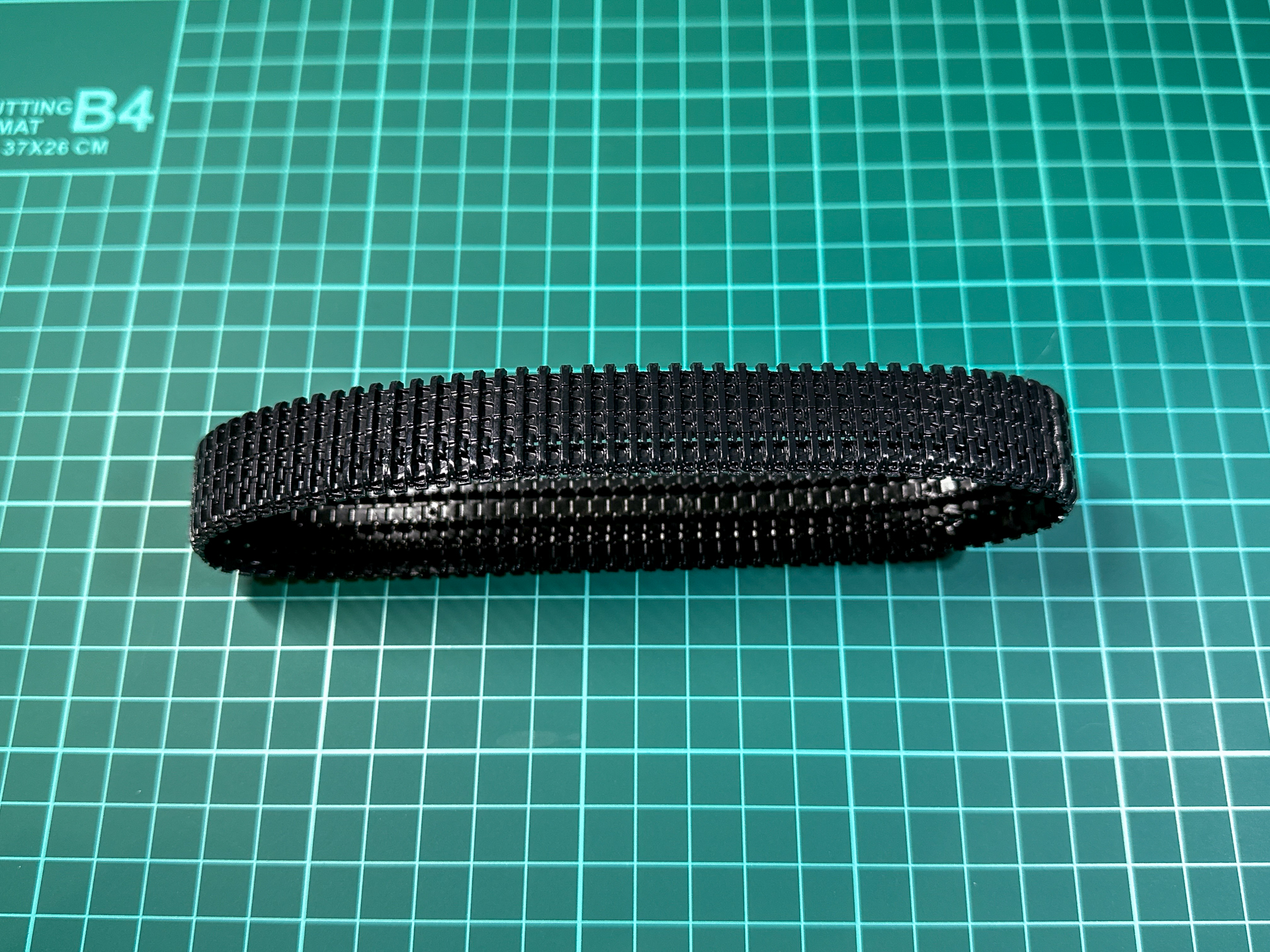 「075 ニュートラルグレーV」を塗布した履帯。限りなく黒に近いグレーとなっています。