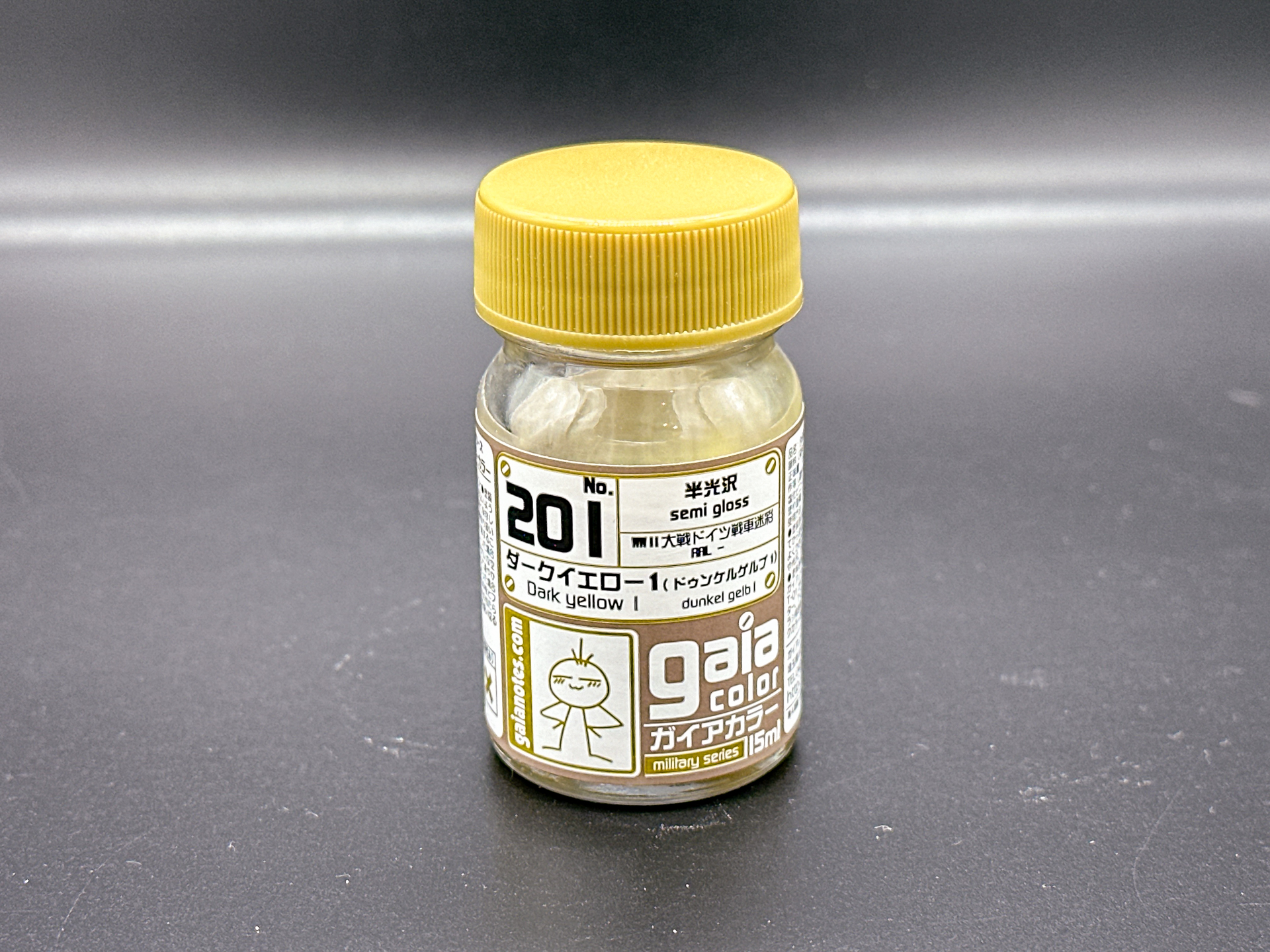 「201 ダークイエロー1(ドゥンケルゲルプ1)」は第2次大戦当時のドイツ標準色を忠実に再現したカラーです。