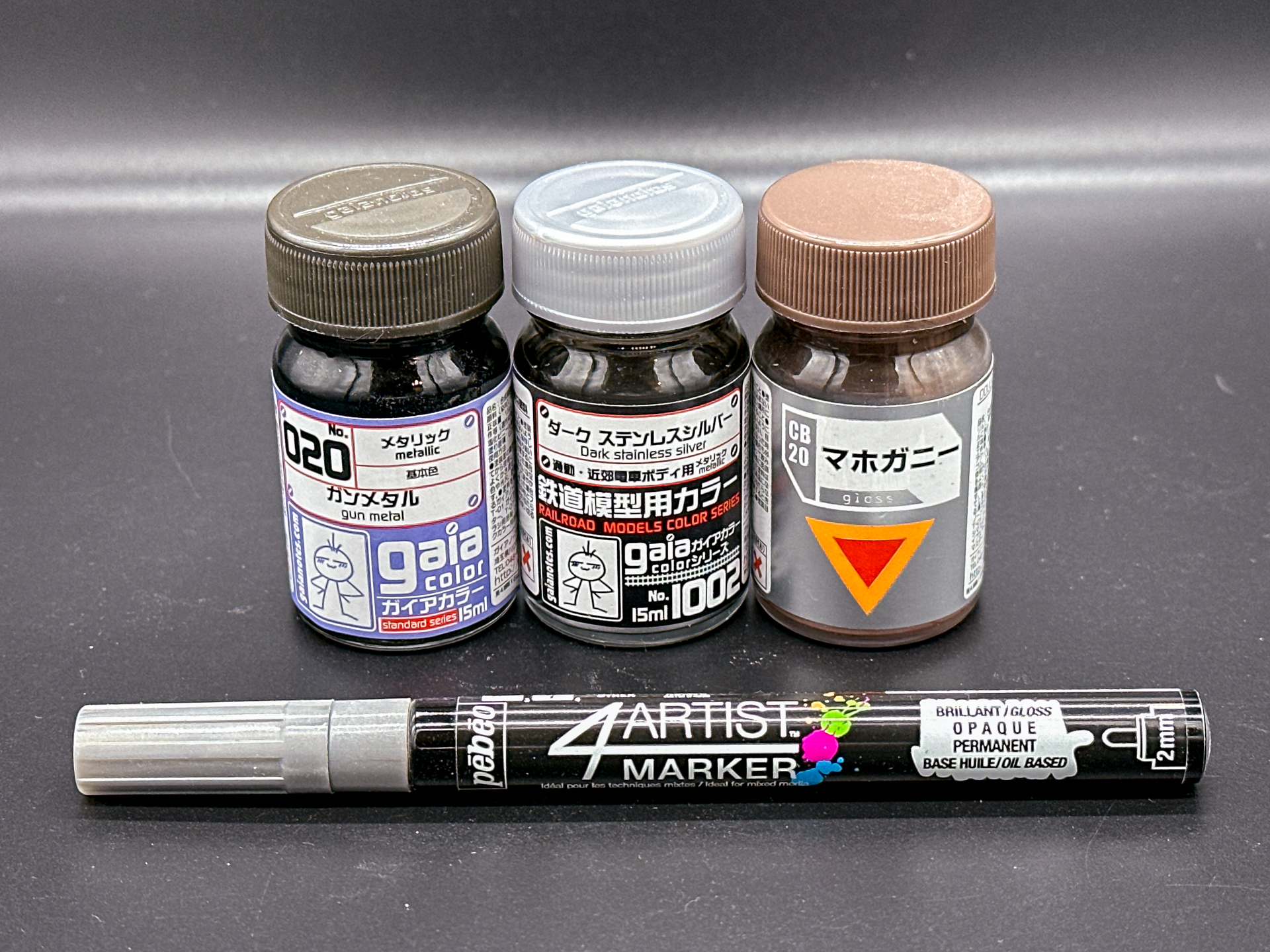部分塗装に使用した塗料たち。「4ARTIST MARKER シルバー 2mm」はエナメル塗料となっており、その他はラッカー系塗料です。