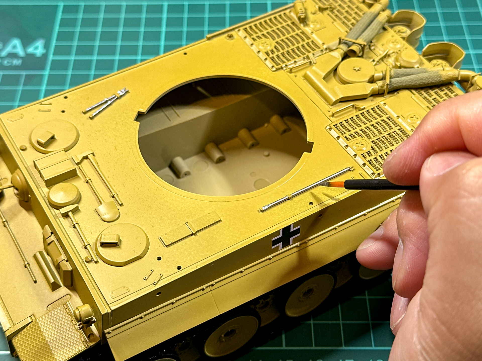 部分塗装は希釈した塗料を筆塗にて行ないます。筆には「G-22 多用途ミニブラシ」を使用して部分塗装しました。