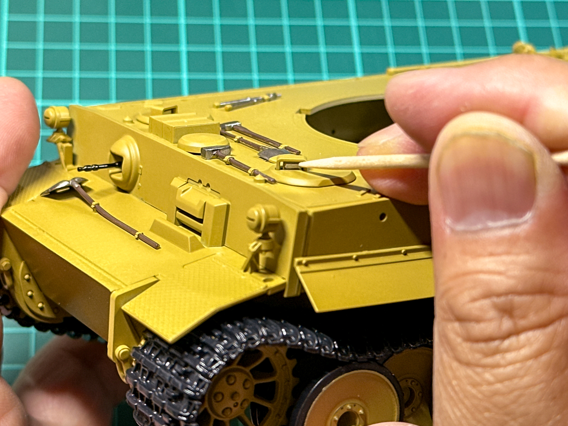 ペリスコープの塗装派爪楊枝を使用して行ないます。