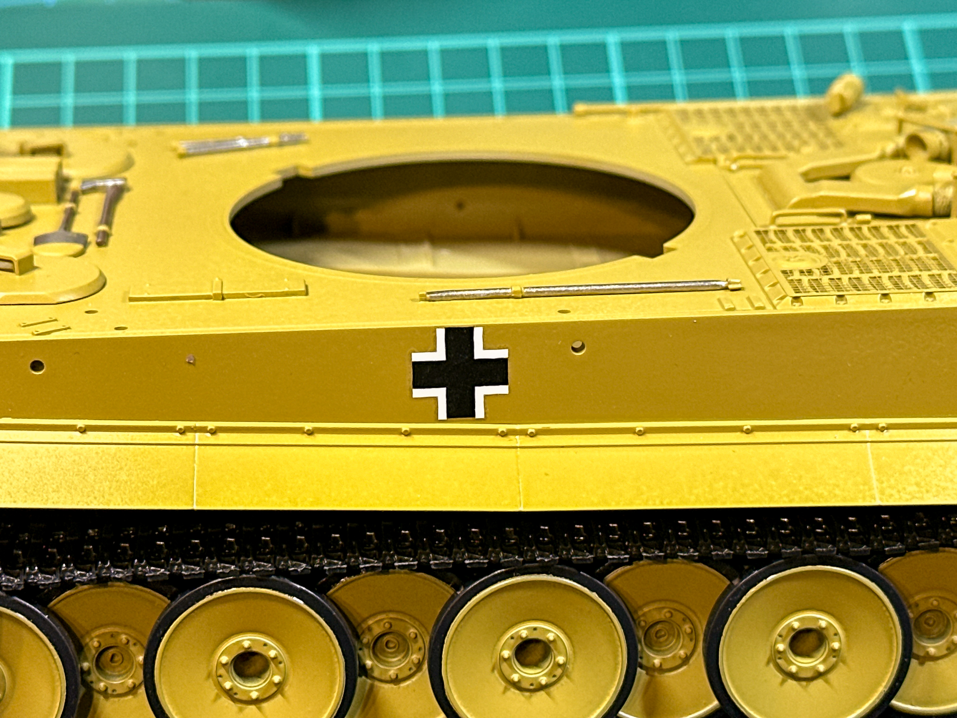 クリアー塗布後に張り付けたデカール。シルバリングすることなく貼り付けることが出来ました。