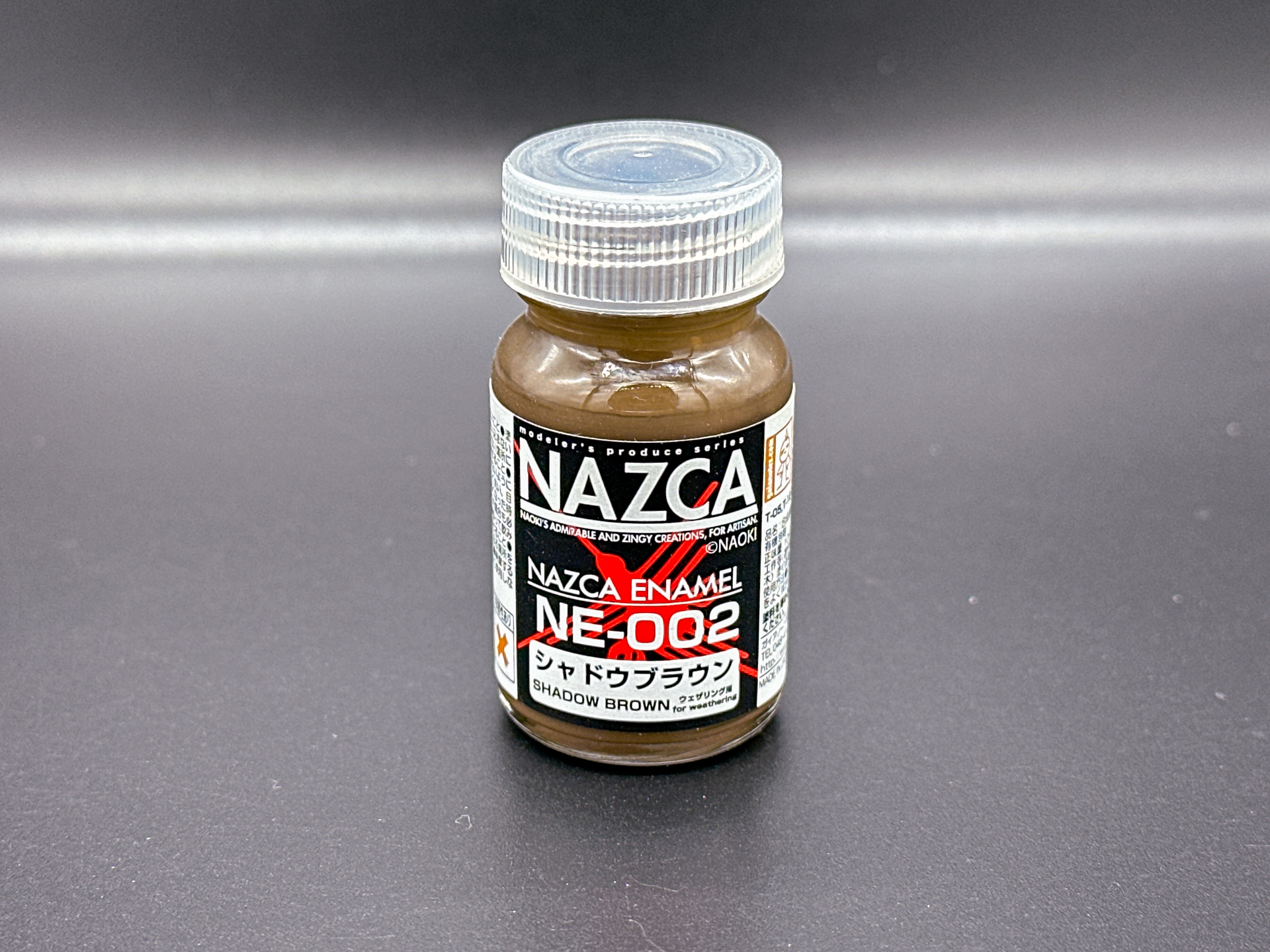 「NE-002 シャドウブラウン」はプロモデラー、デザイナーとして活躍中のNAOKI氏プロデュースのエナメル塗料です。