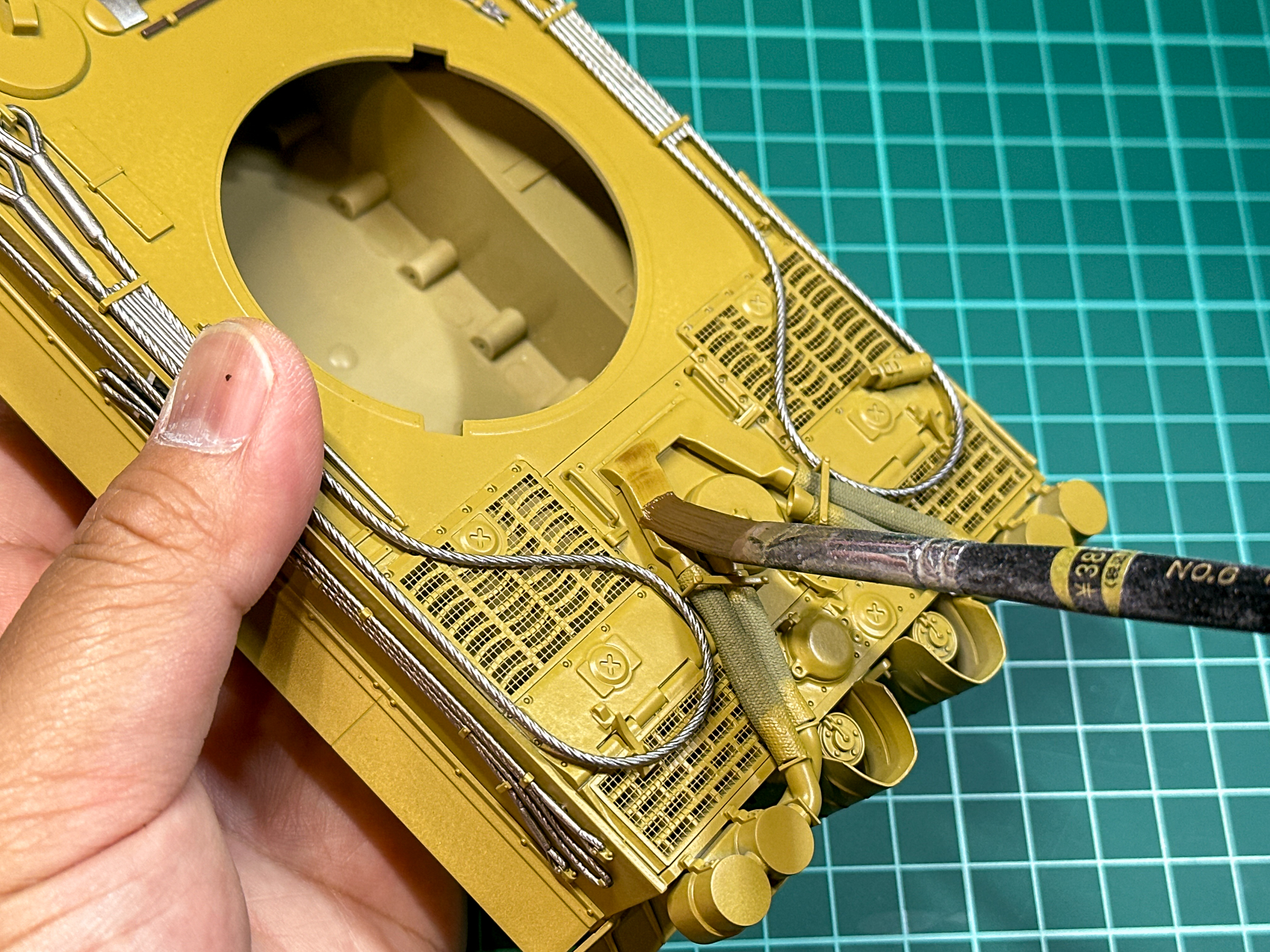 「NE-002 シャドウブラウン」の塗布は平筆を使用して全体的に塗布していきます。