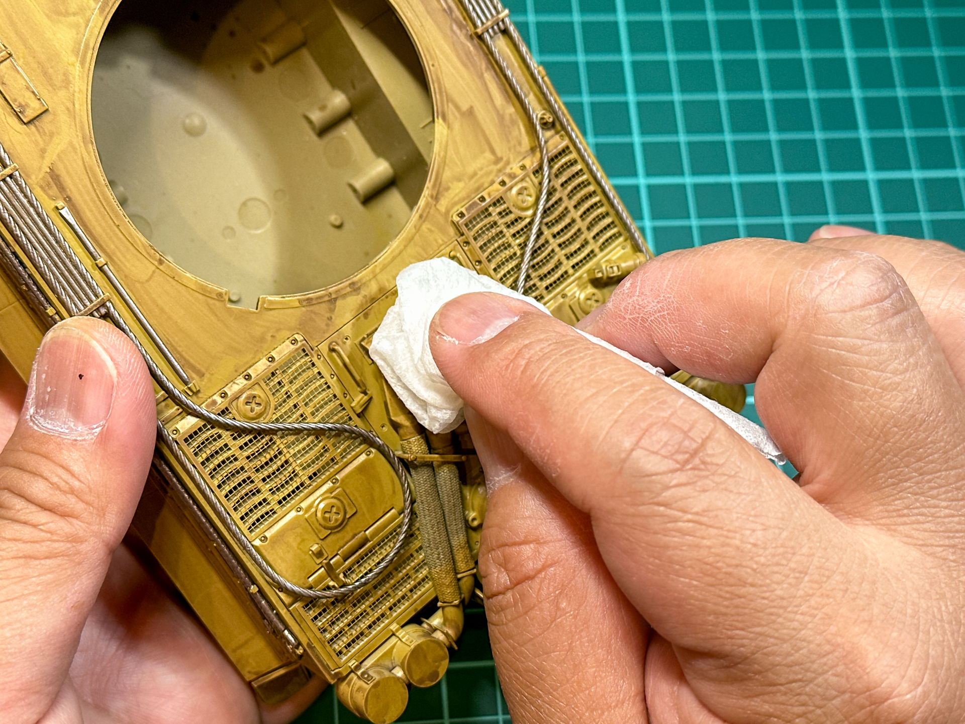 エナメル溶剤を含ませたキムワイプなどで軽くたたくように塗料を拭き取りつつ、ぼかしていきます。