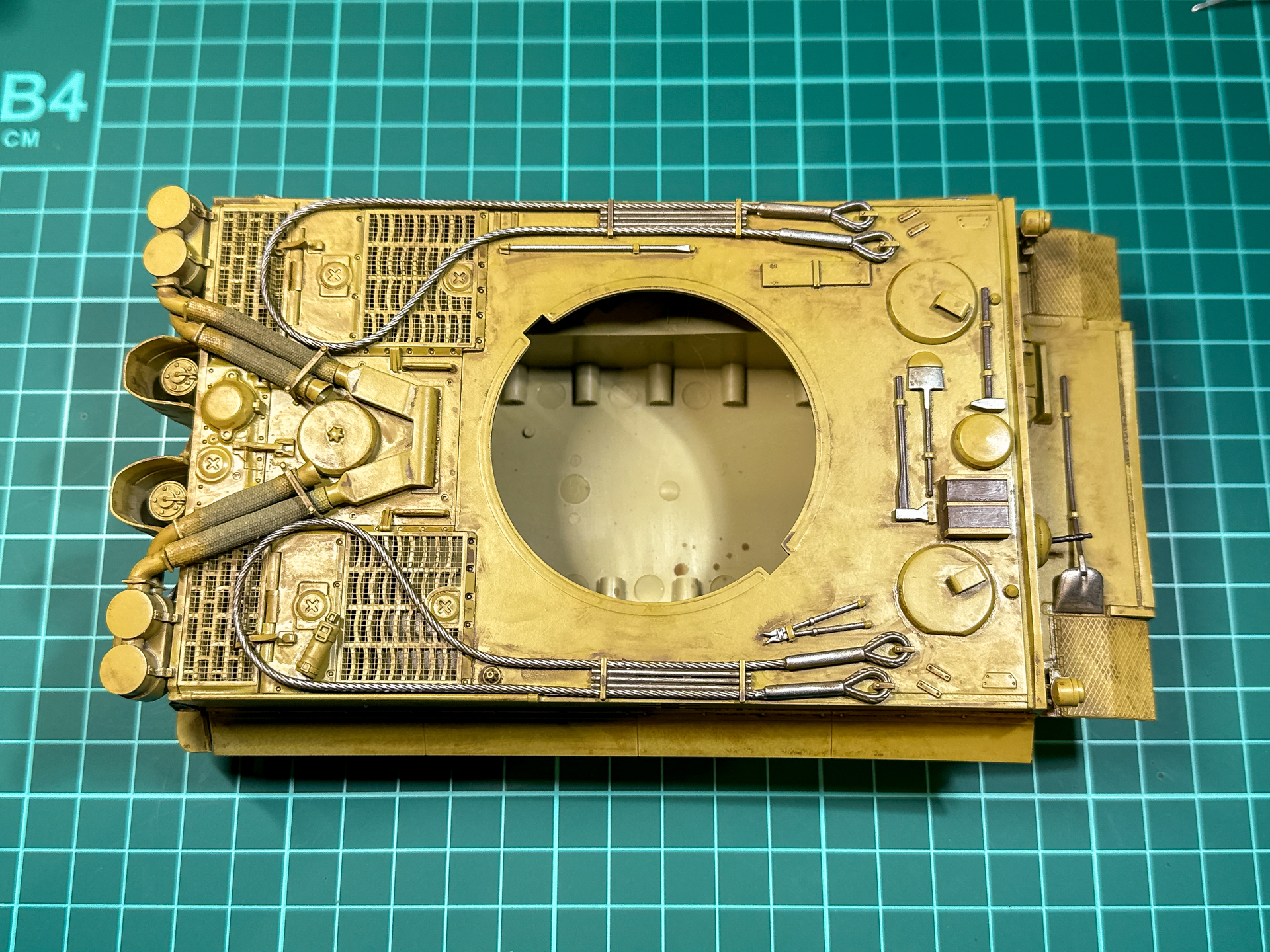 「NE-002 シャドウブラウン」によるウォッシングが完了した車体。全体的な色味が落ち着きました。