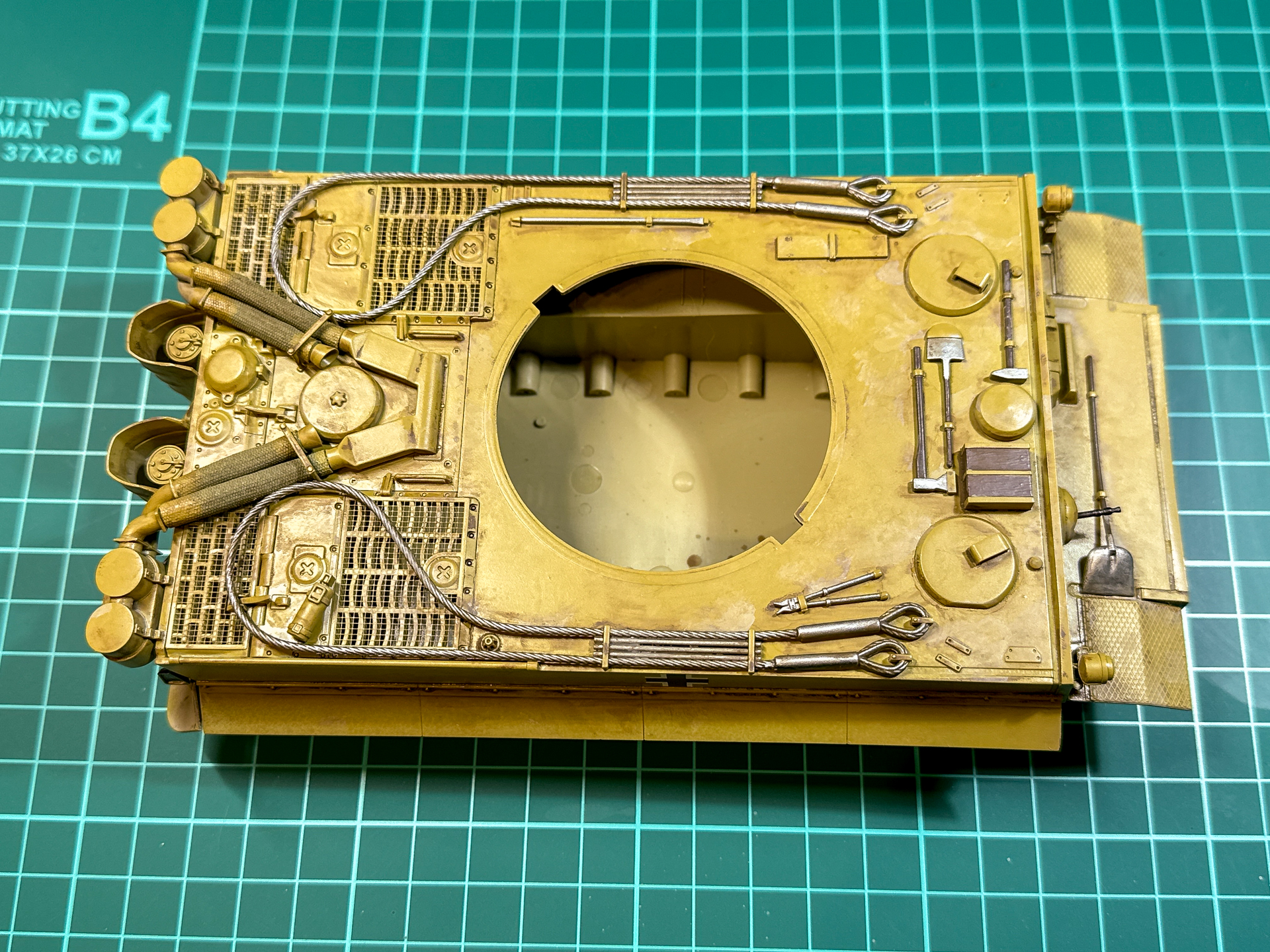 「GE-55 埃（ほこり）」によるウォッシングが完了した車体。「NE-002 シャドウブラウン」によるウォッシングに比べ局所的に色を入れています。