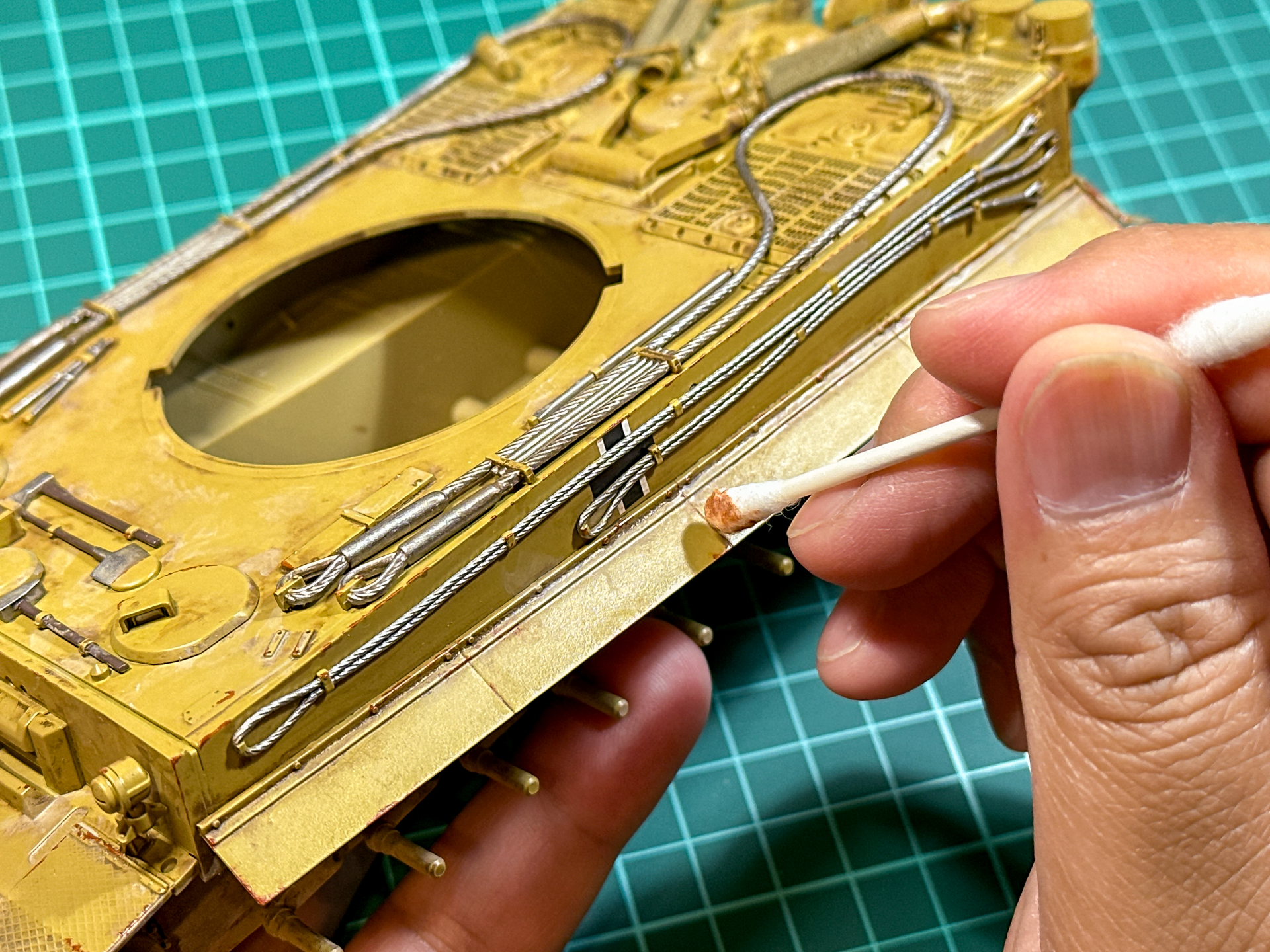 描き込んでいく際に不自然に感じた個所や、塗料を乗せすぎたと感じた個所は溶剤を含ませた綿棒で拭き取ったりぼかしたりしていきます。